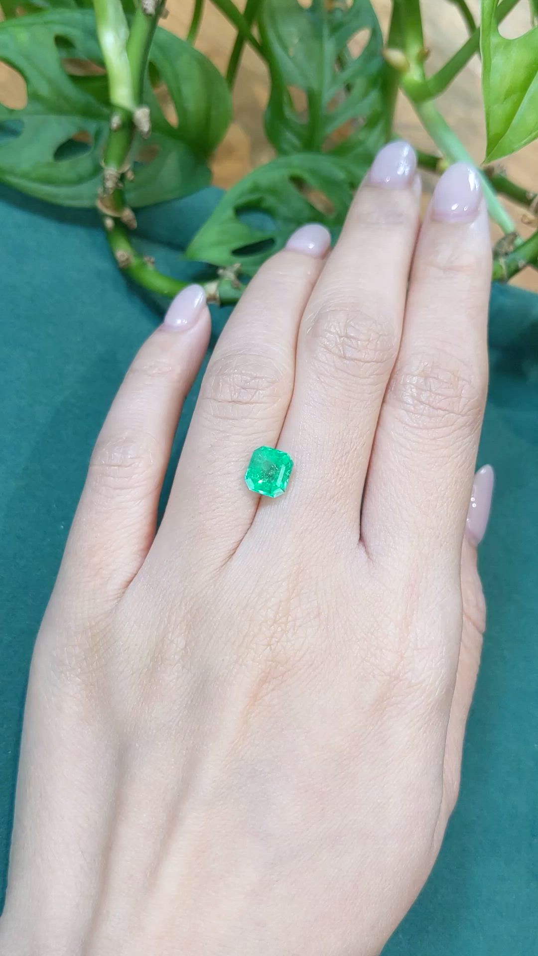 1.70 Ct. Emerald from Colombia - Muzo Size Video