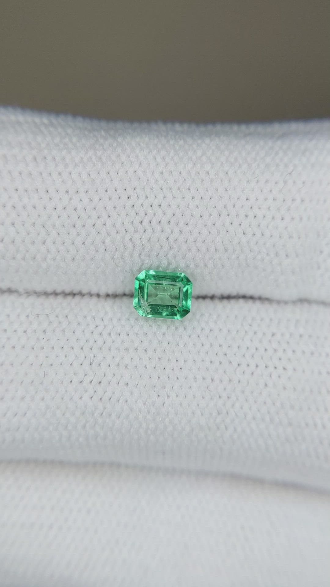 0.45 Ct. Emerald from Colombia Size Video