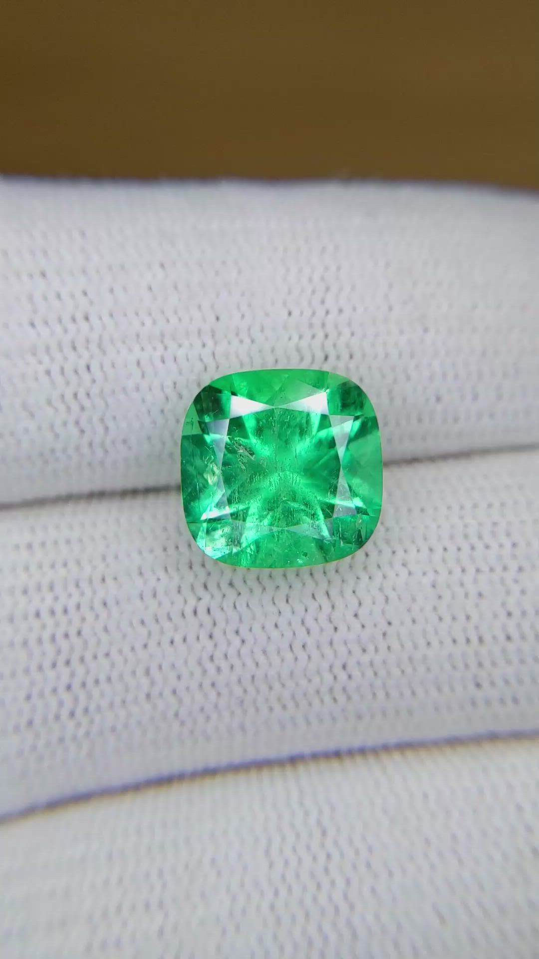 5.14 Ct. Emerald from Colombia Size Video