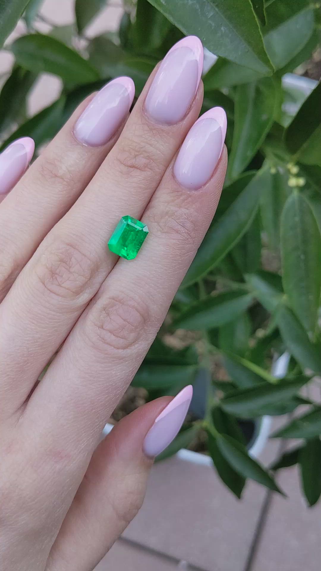 2.75 Ct. Emerald from Colombia - Muzo Size Video