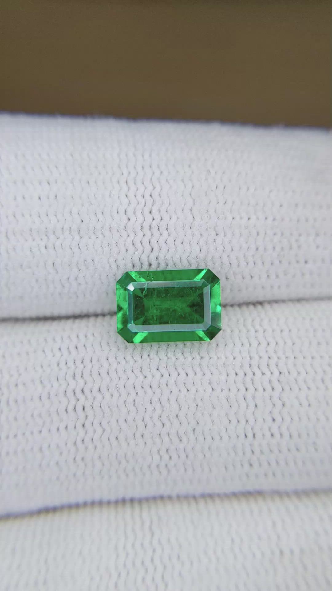 1.67 Ct. Emerald from Colombia - Muzo Size Video