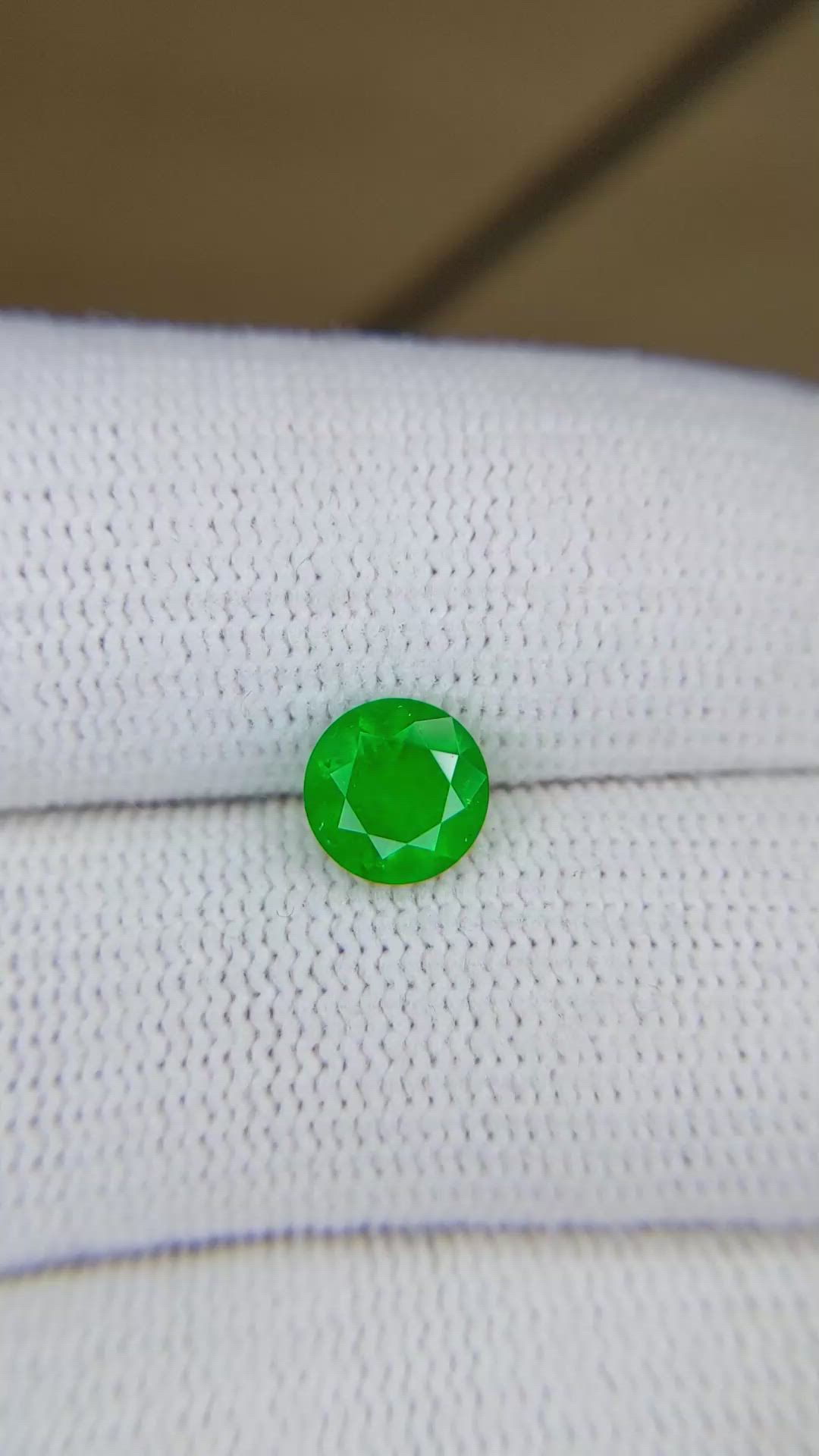 0.94 Ct. Emerald from Colombia Size Video