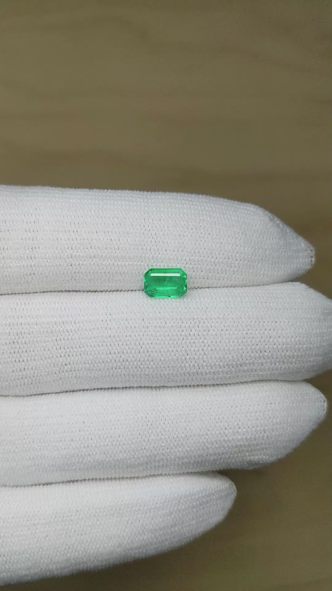 0.94 Ct. Emerald from Colombia Size Video