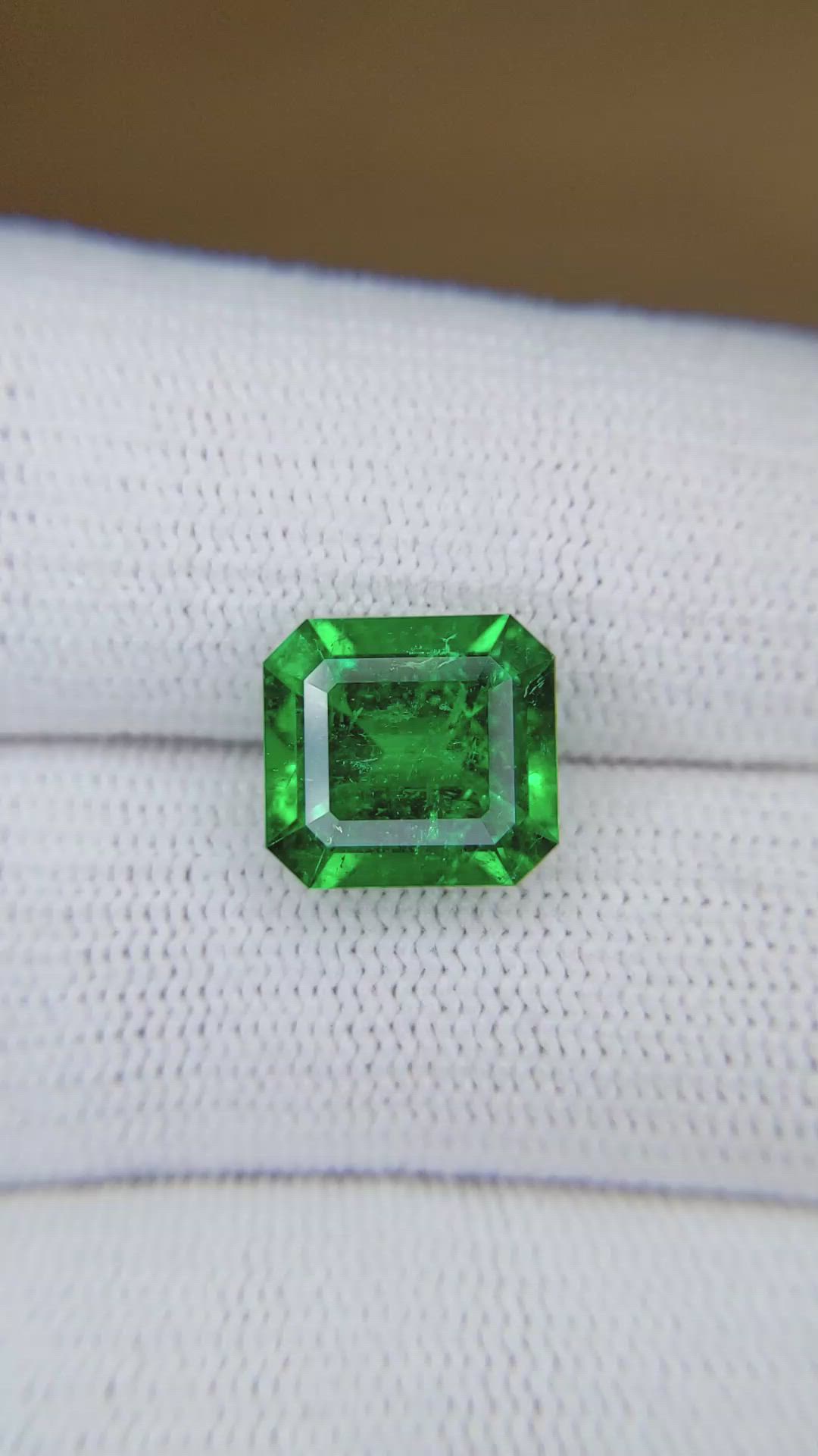 4.43 Ct. Emerald from Colombia - Muzo Size Video