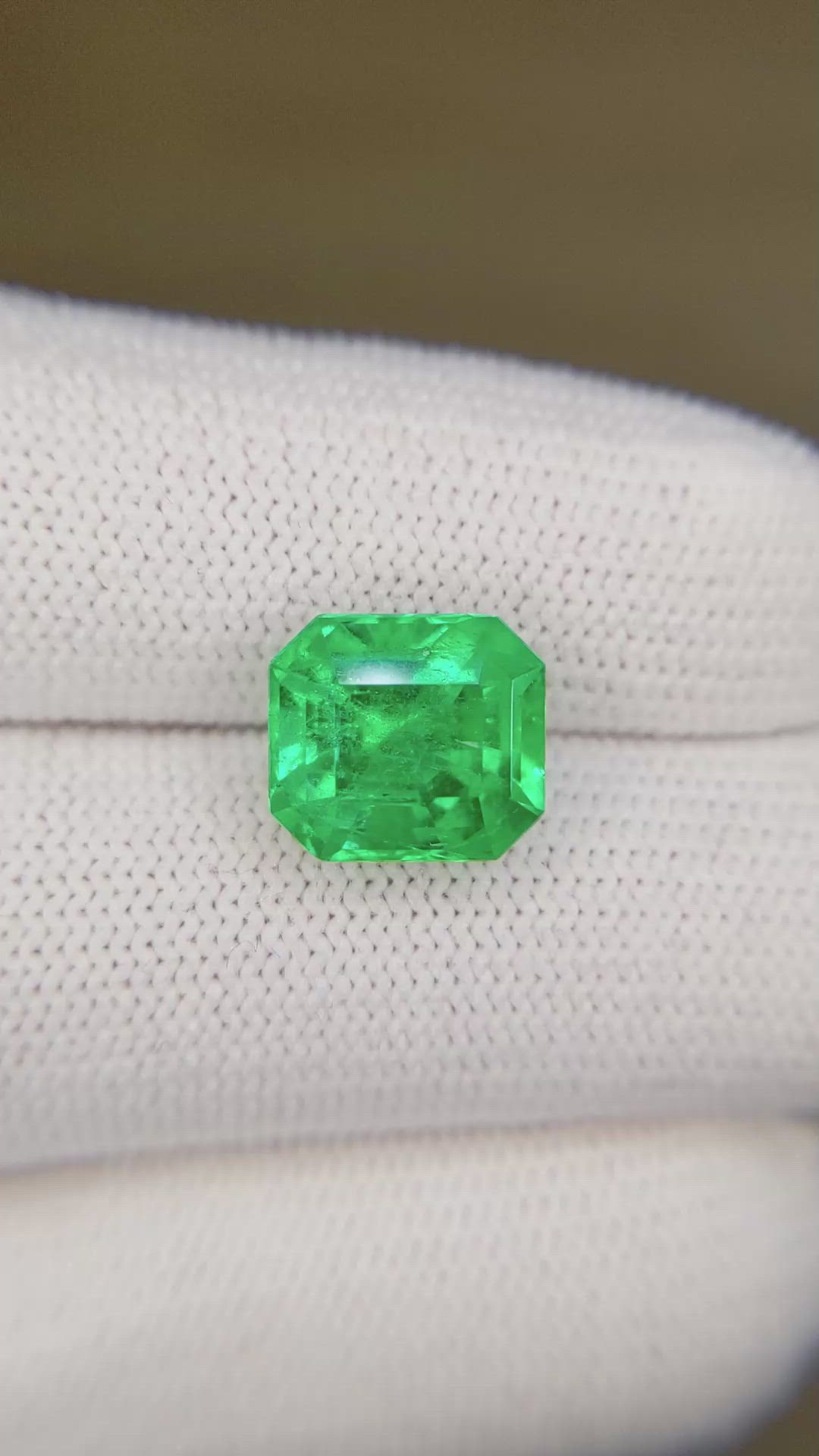 3.84 Ct. Emerald from Colombia Size Video