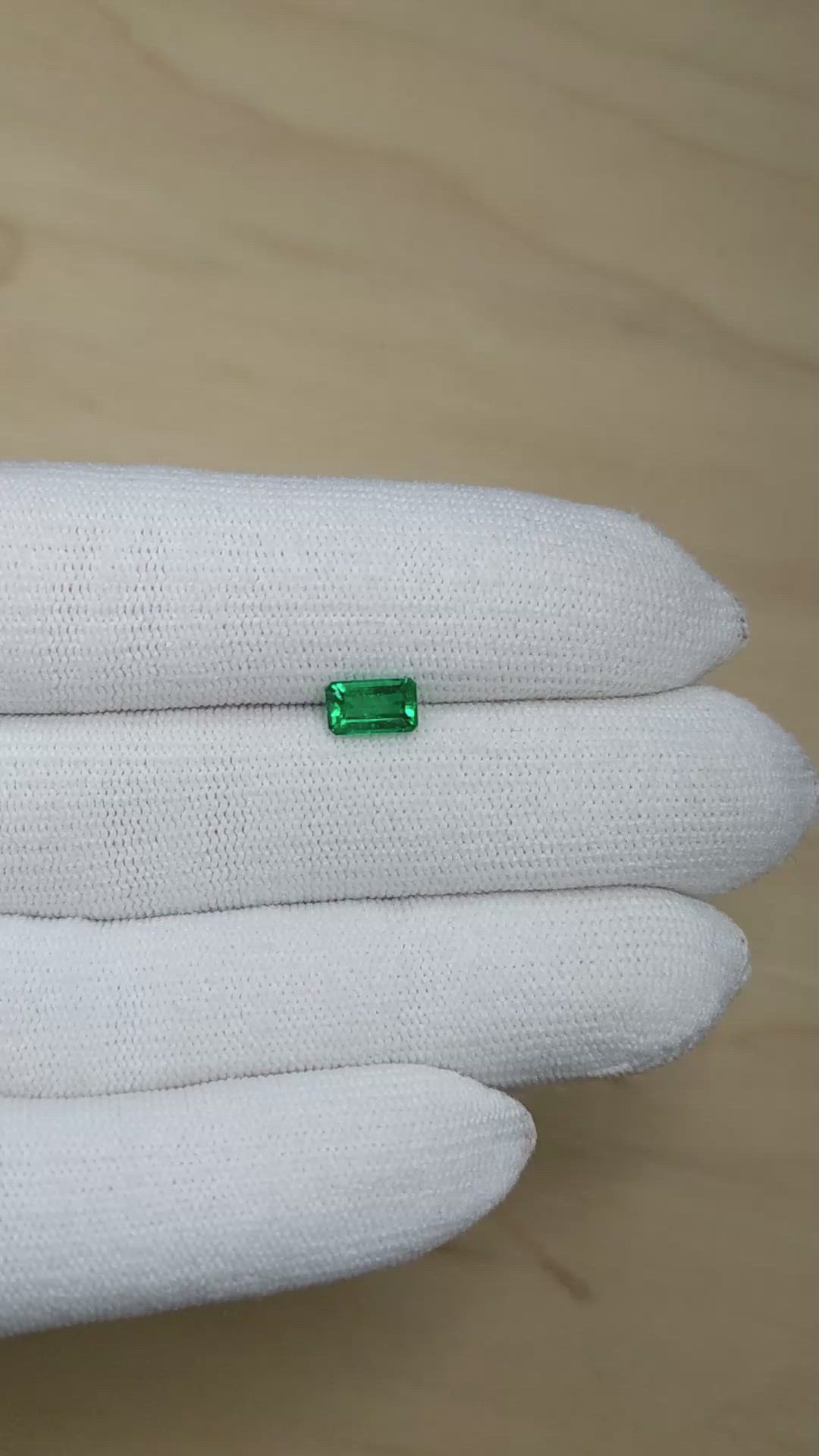 0.90 Ct. Emerald from Colombia - Muzo Size Video