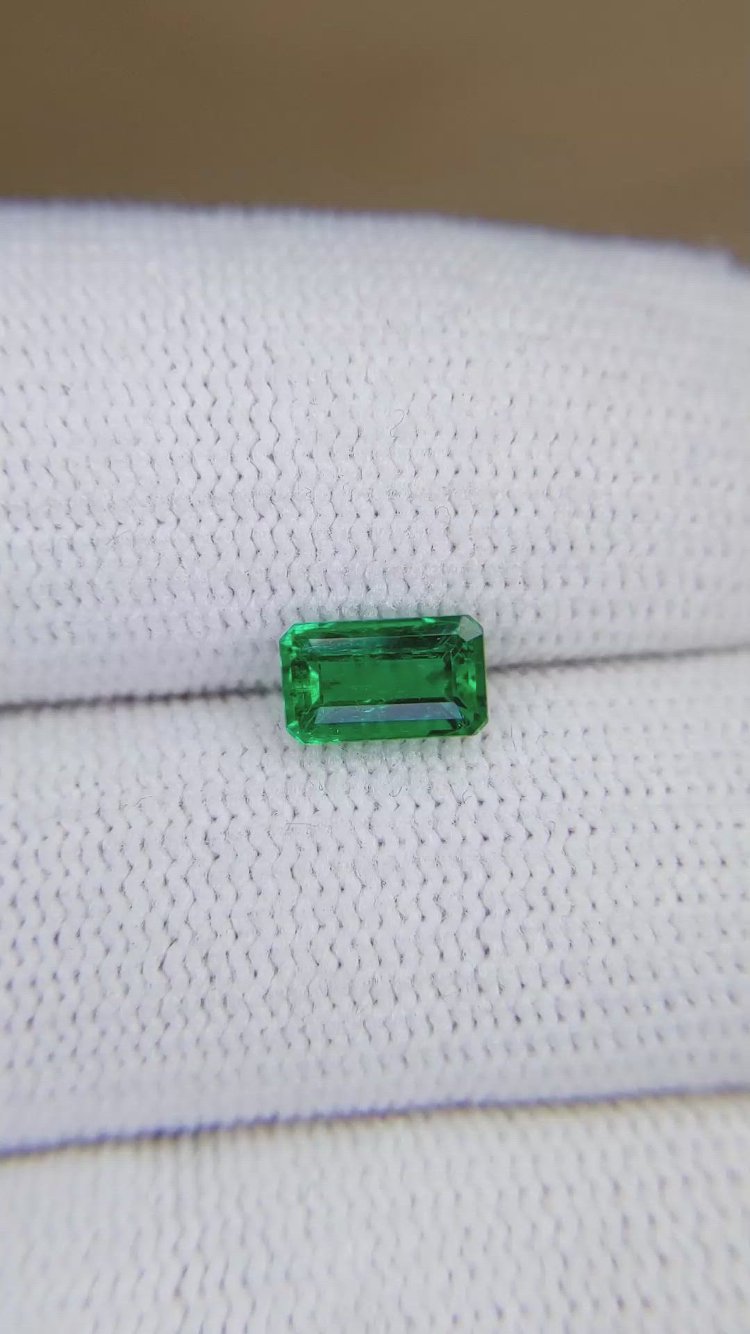 0.90 Ct. Emerald from Colombia - Muzo Size Video