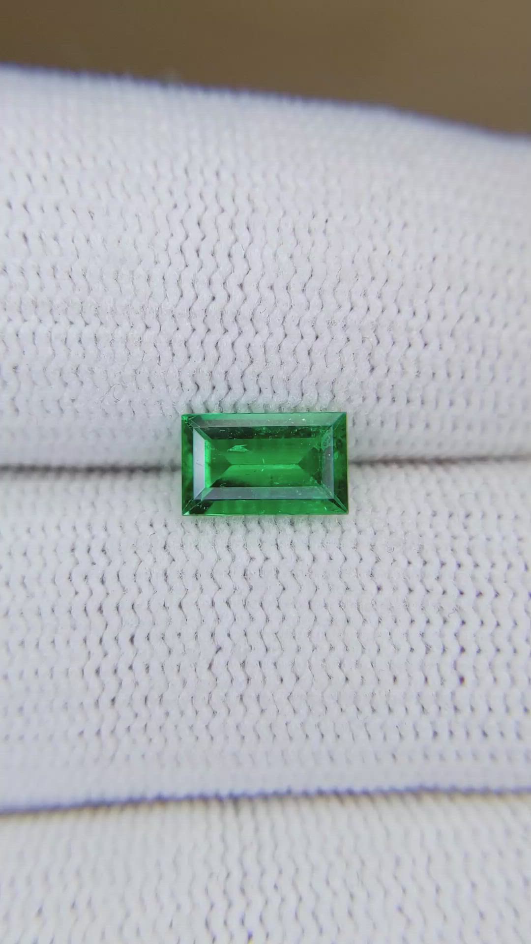 0.83 Ct. Emerald from Colombia - Muzo Size Video
