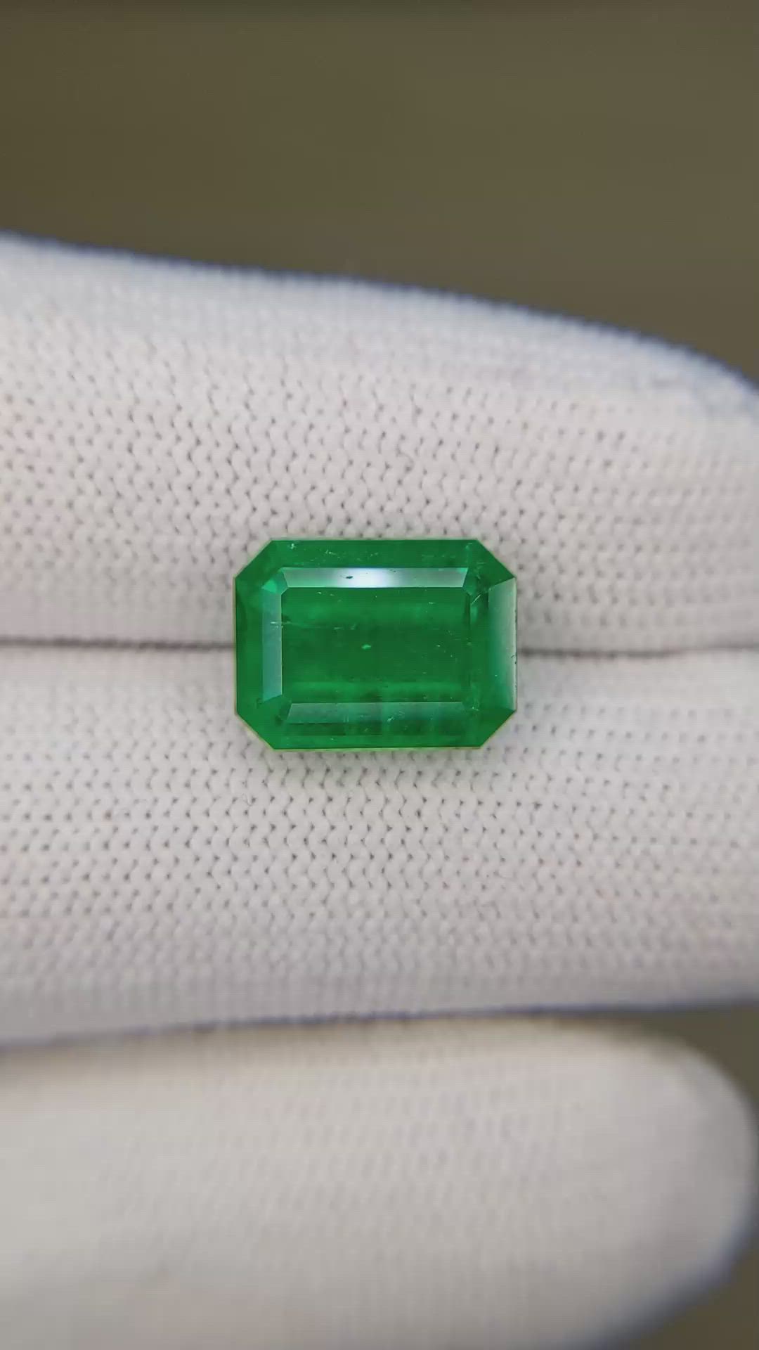 3.98 Ct. Emerald from Colombia - Muzo Size Video