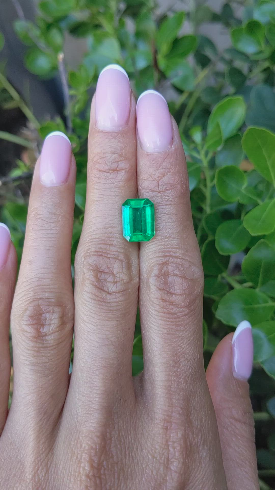 3.98 Ct. Emerald from Colombia - Muzo Size Video