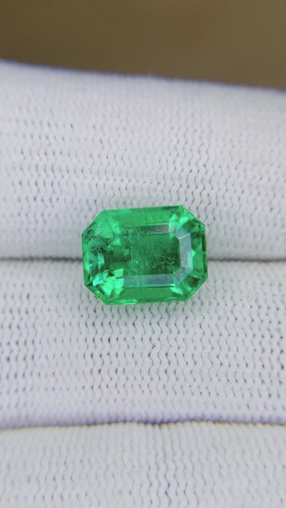4.67 Ct. Emerald from Colombia - Muzo Size Video