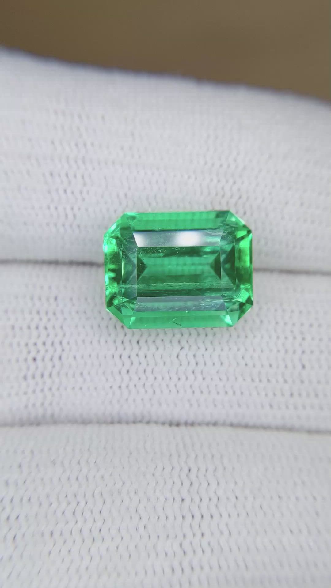 7.46 Ct. Emerald from Colombia - Muzo Size Video