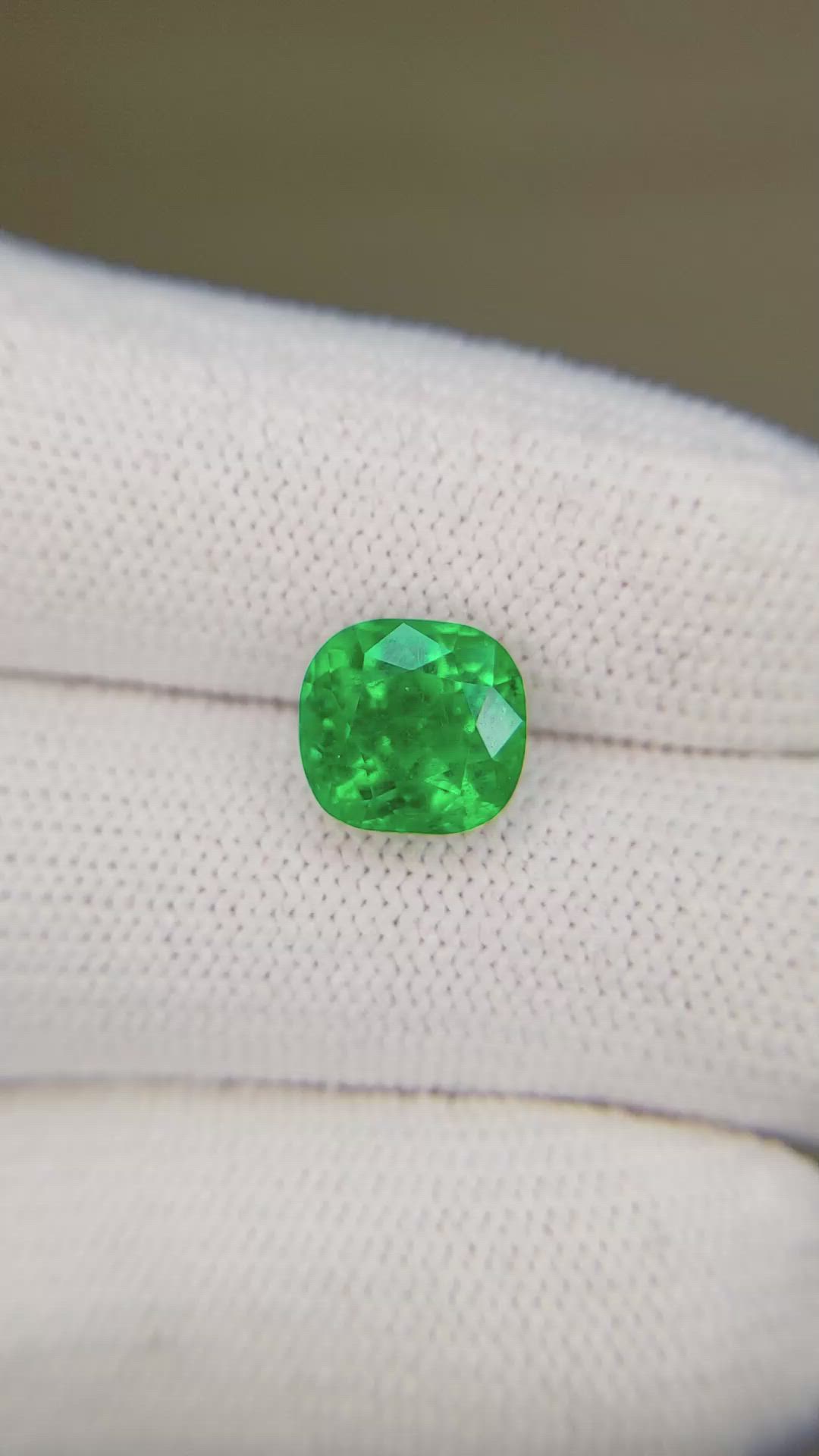 2.56 Ct. Emerald from Colombia - Muzo Size Video