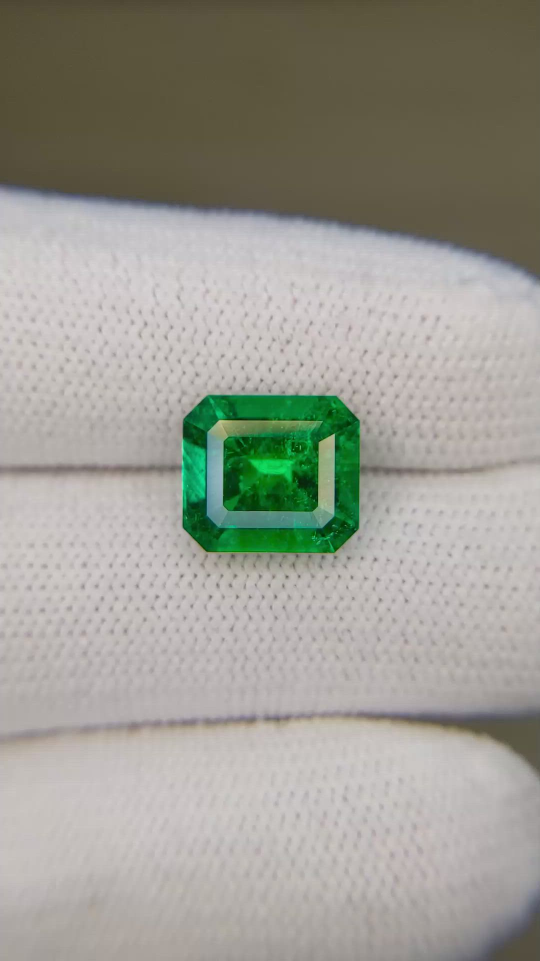 2.90 Ct. Emerald from Colombia - Muzo Size Video