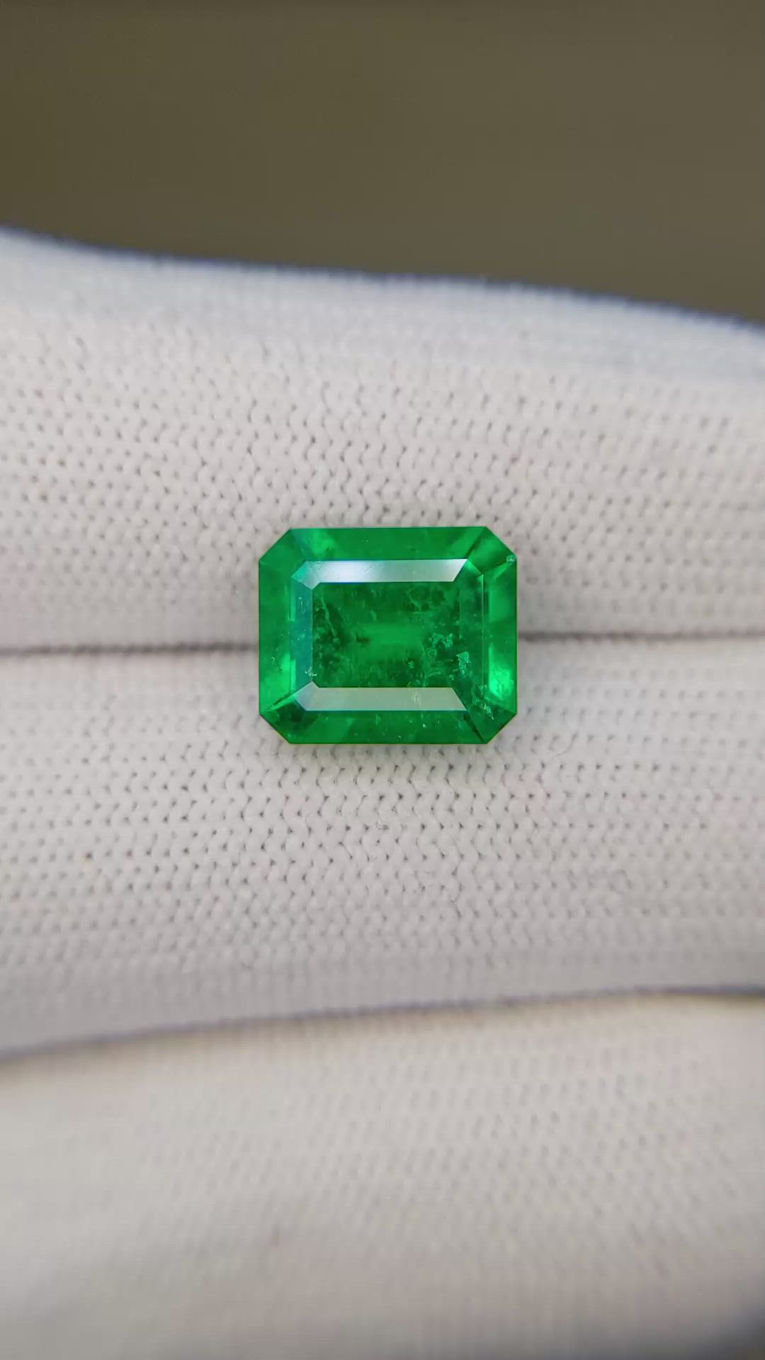 3.20 Ct. Emerald from Colombia - Muzo Size Video