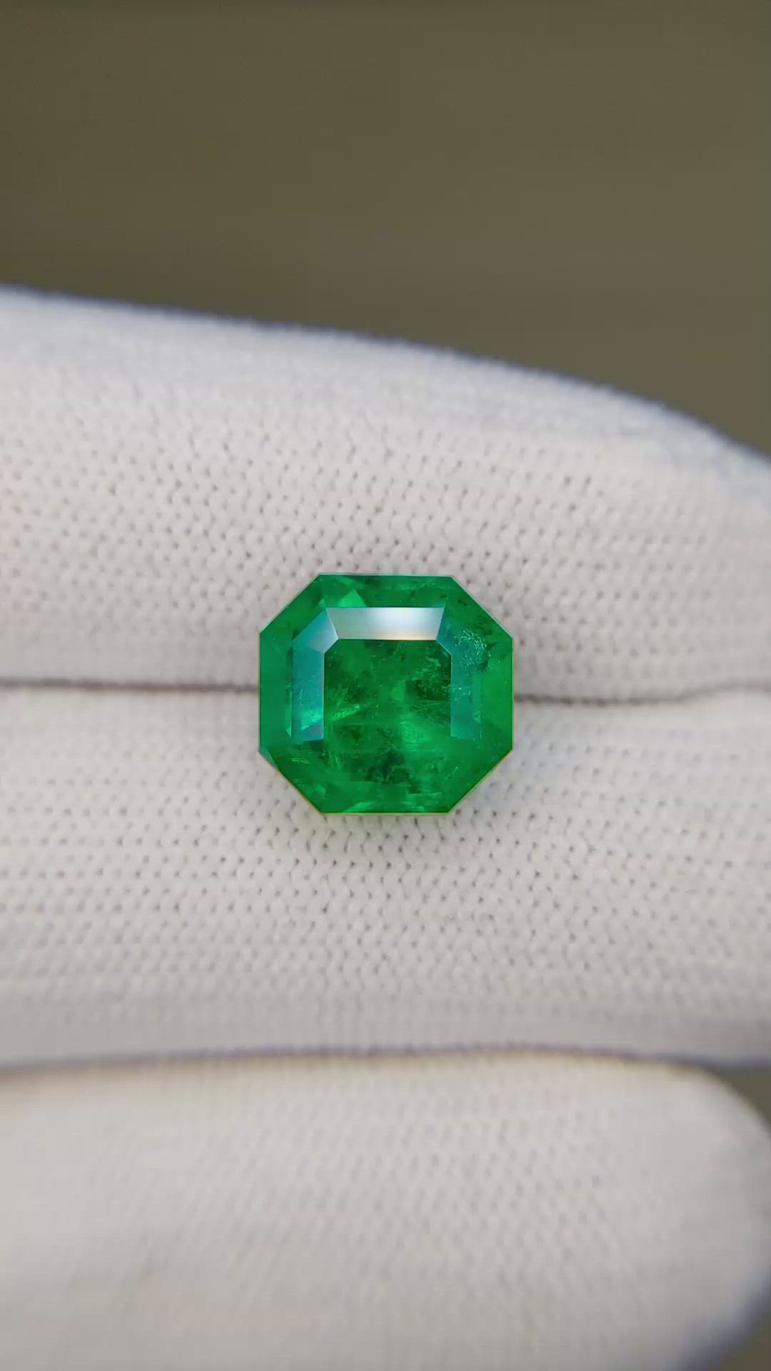 3.97 Ct. Emerald from Colombia - Muzo Size Video