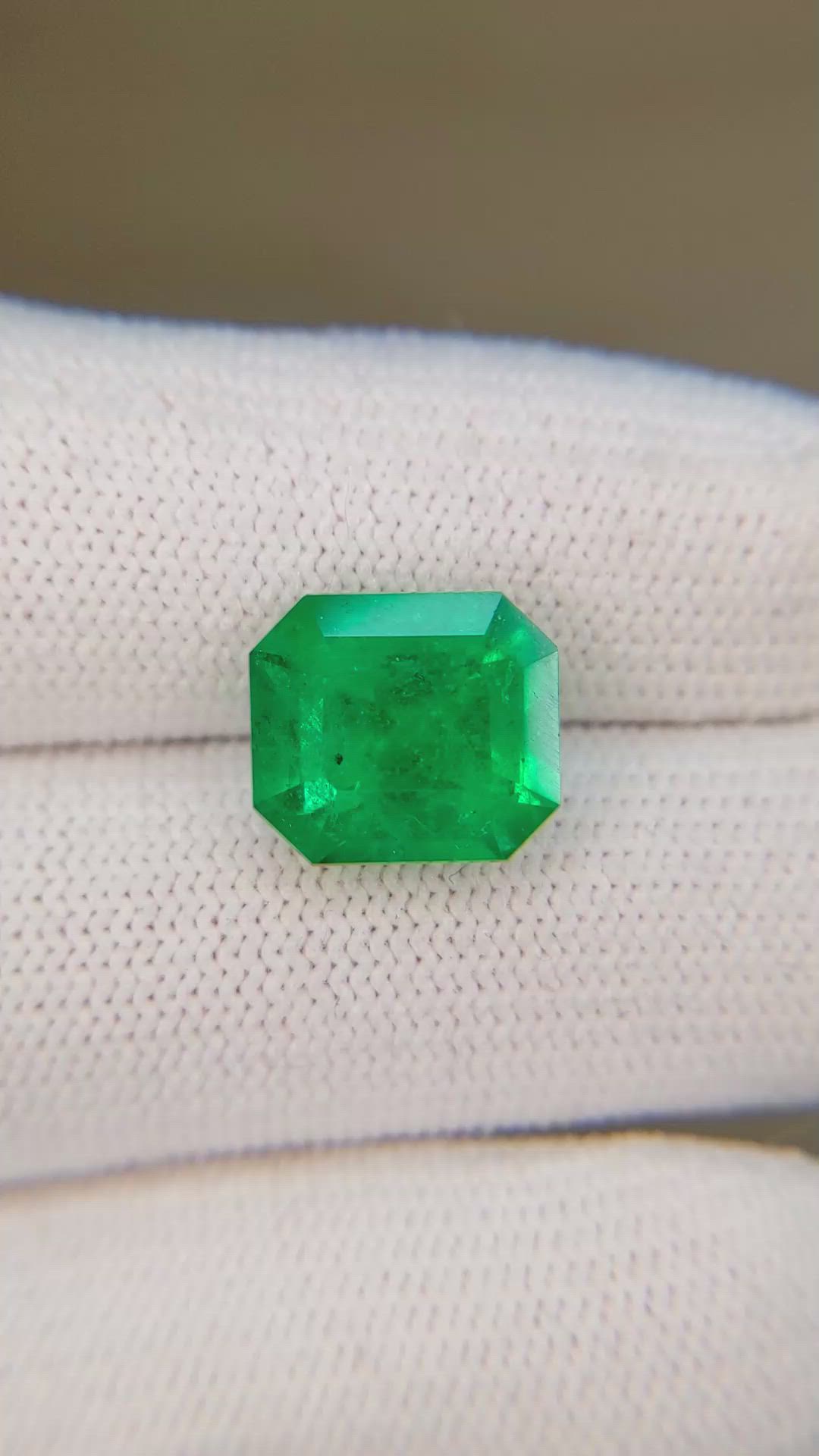 4.61 Ct. Emerald from Colombia - Muzo Size Video