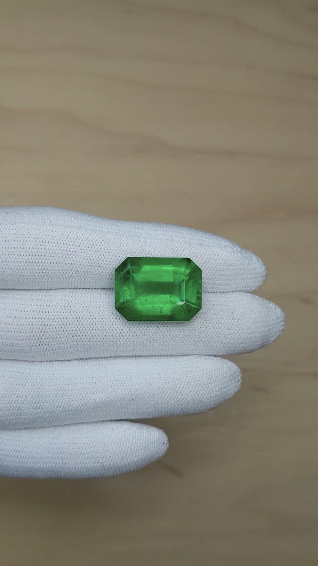15.72 Ct. Emerald from Colombia - Muzo Size Video