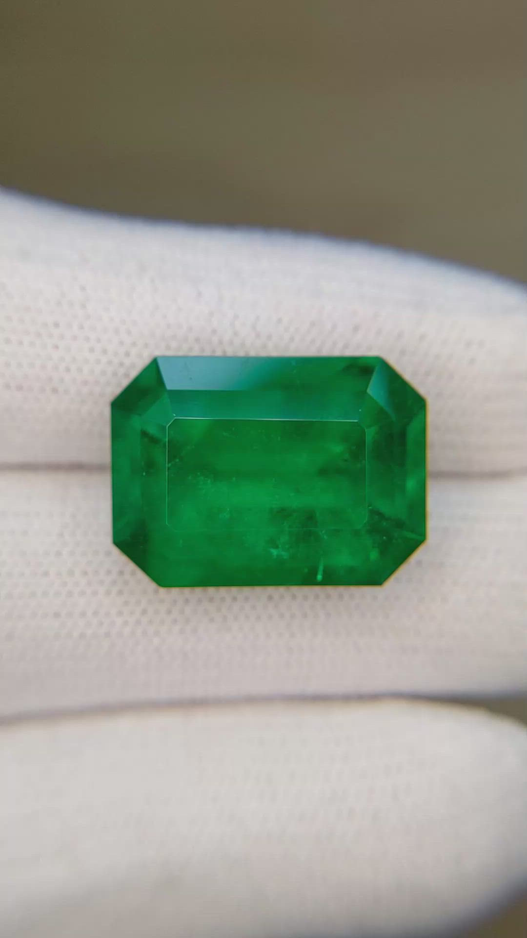 15.72 Ct. Emerald from Colombia - Muzo Size Video