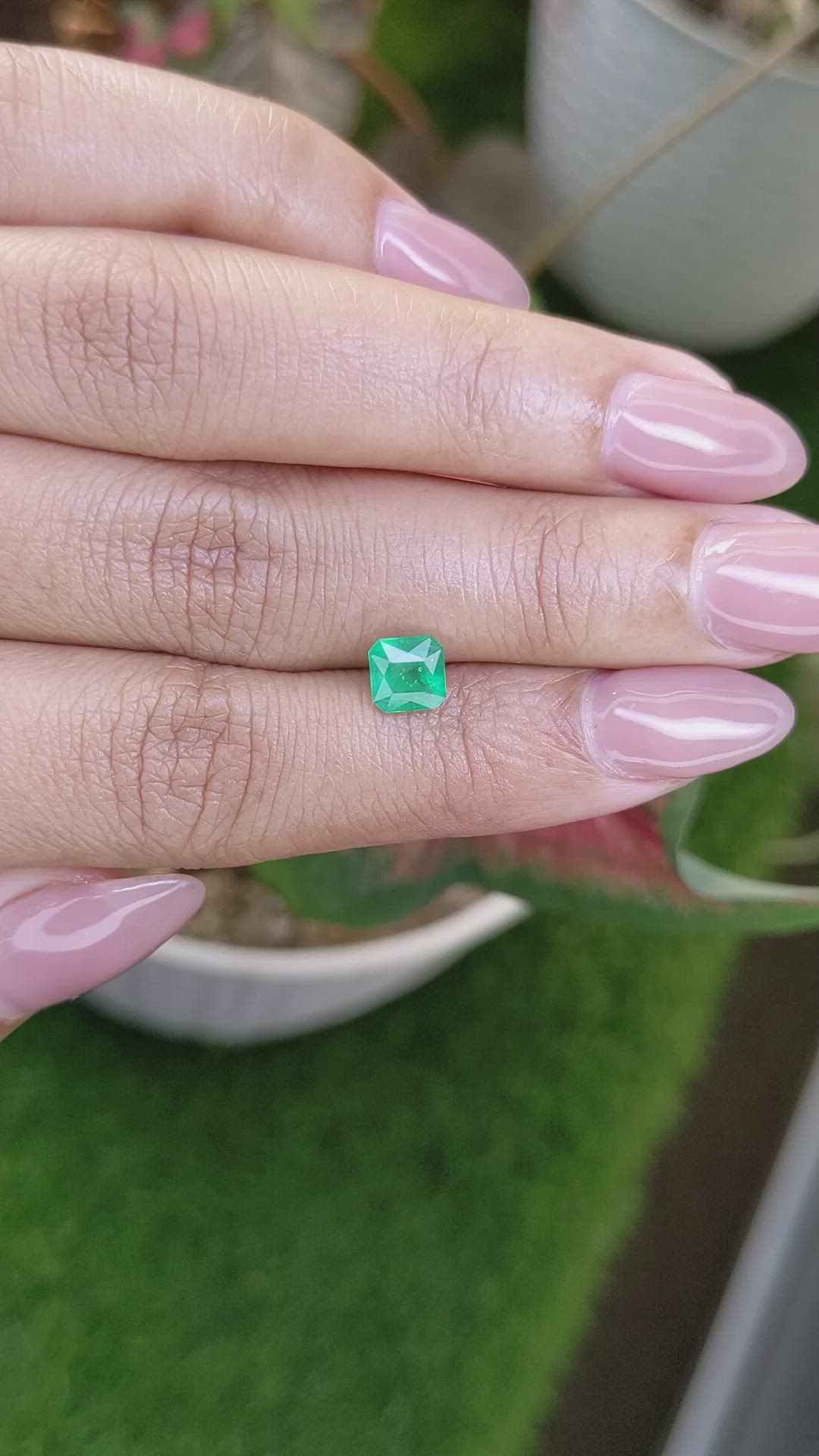 0.91 Ct. Emerald from Colombia Size Video