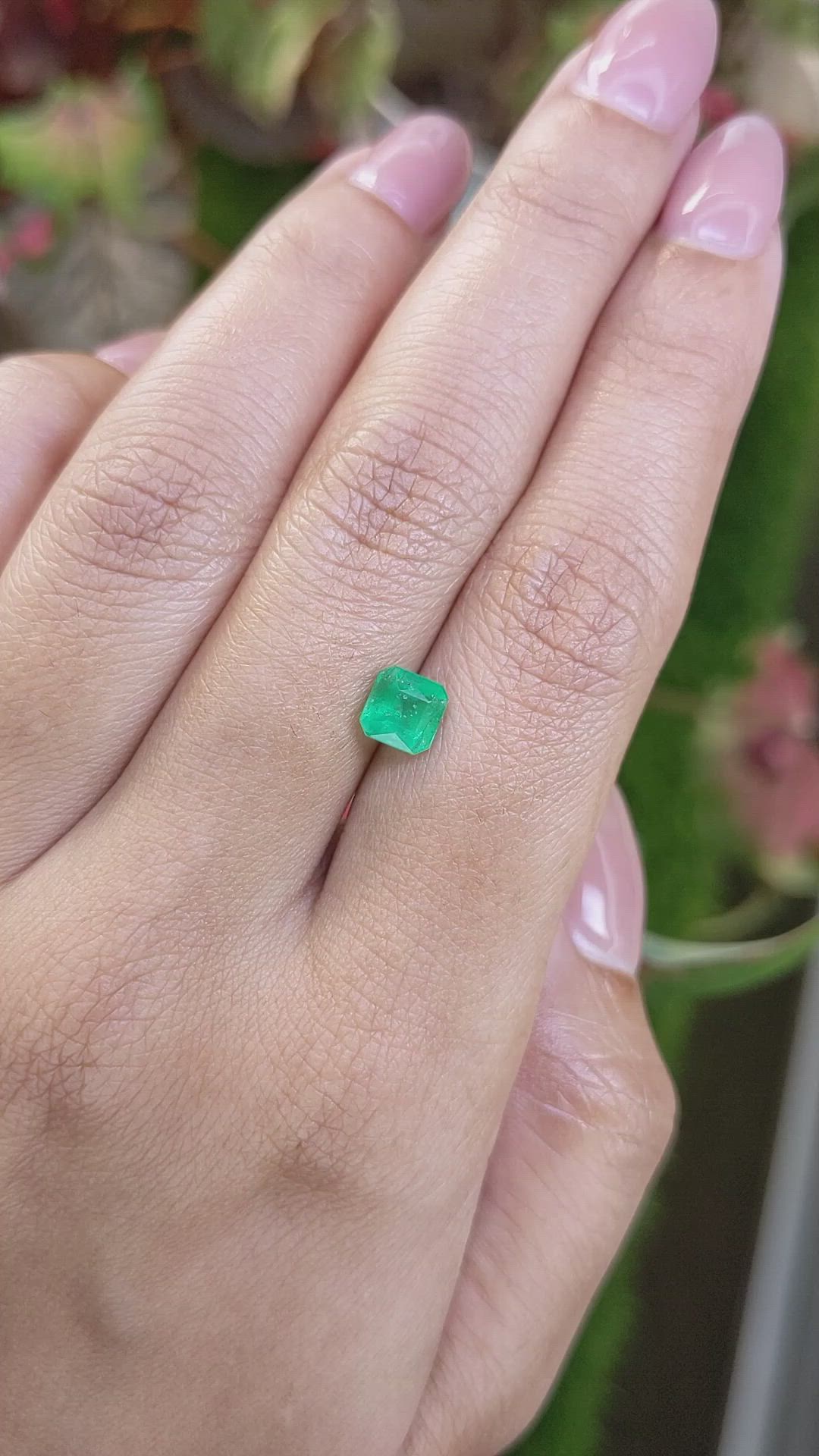 0.91 Ct. Emerald from Colombia Size Video