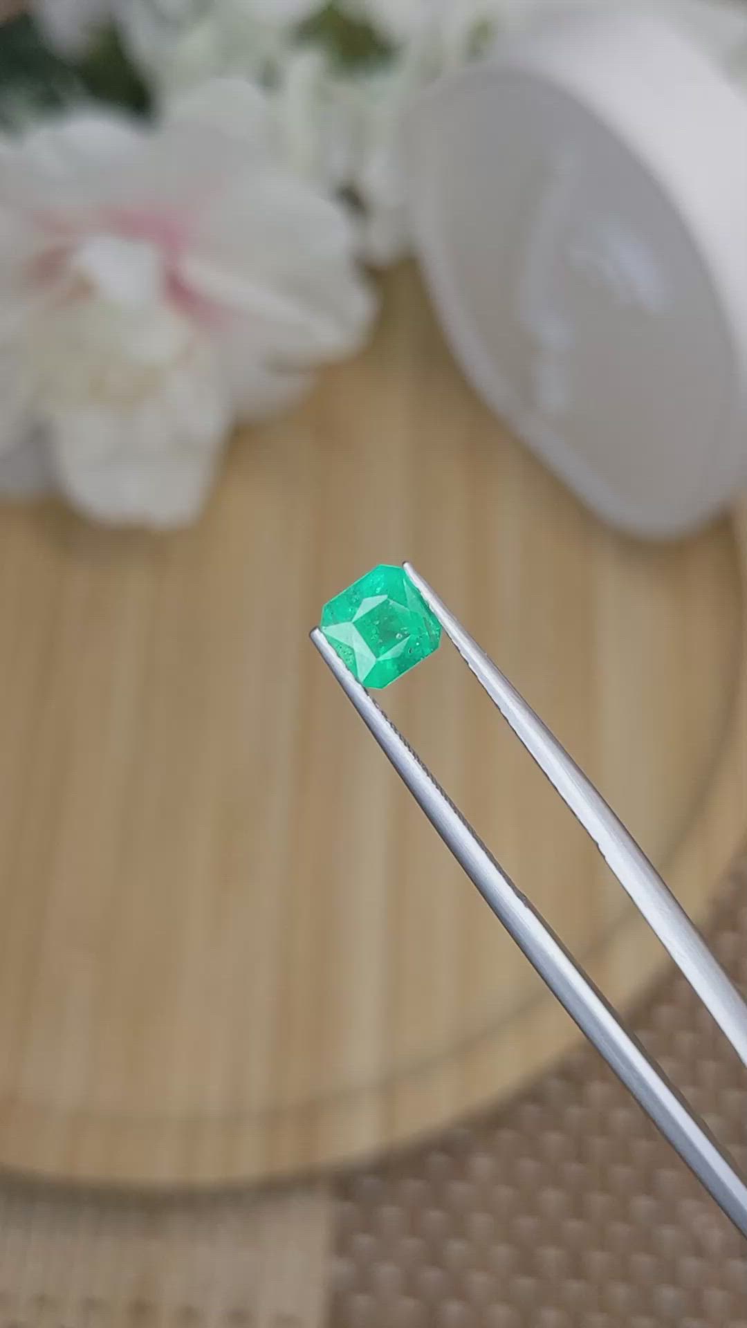 0.91 Ct. Emerald from Colombia Size Video