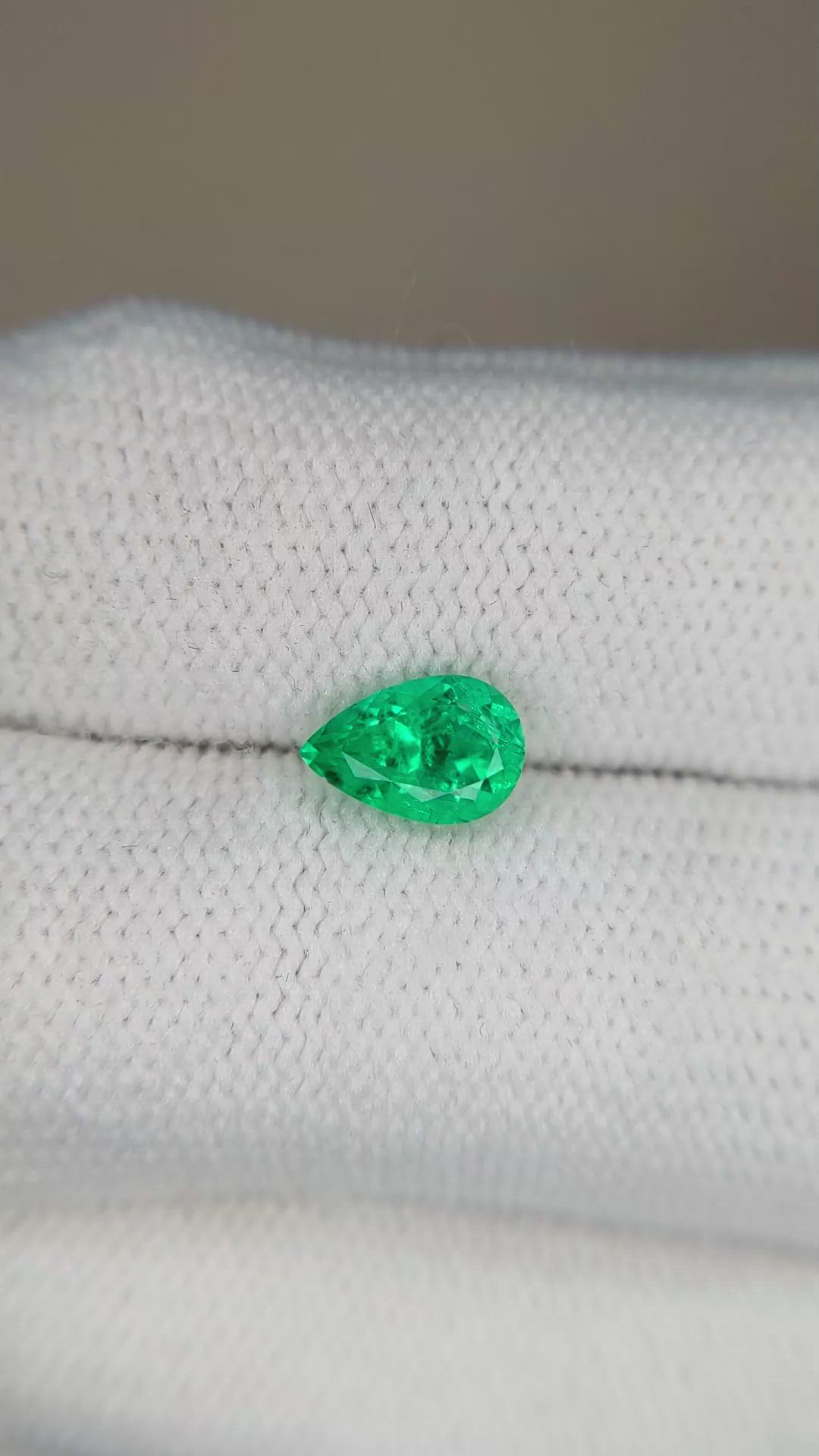 0.96 Ct. Emerald from Russia Size Video