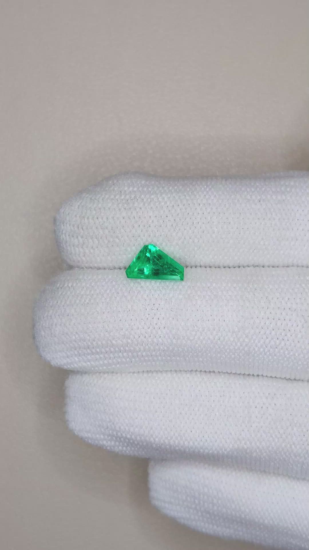 0.87 Ct. Emerald from Russia Size Video