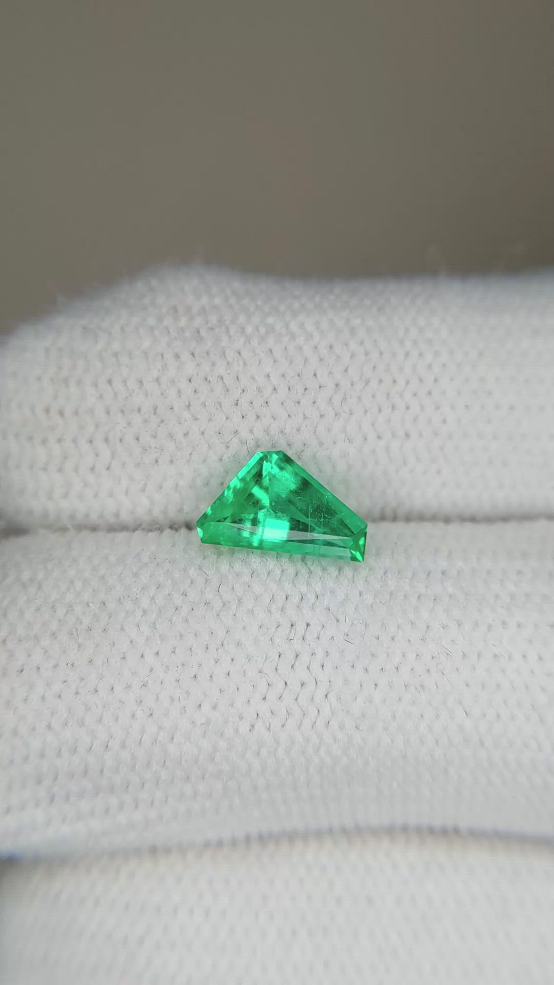 0.87 Ct. Emerald from Russia Size Video