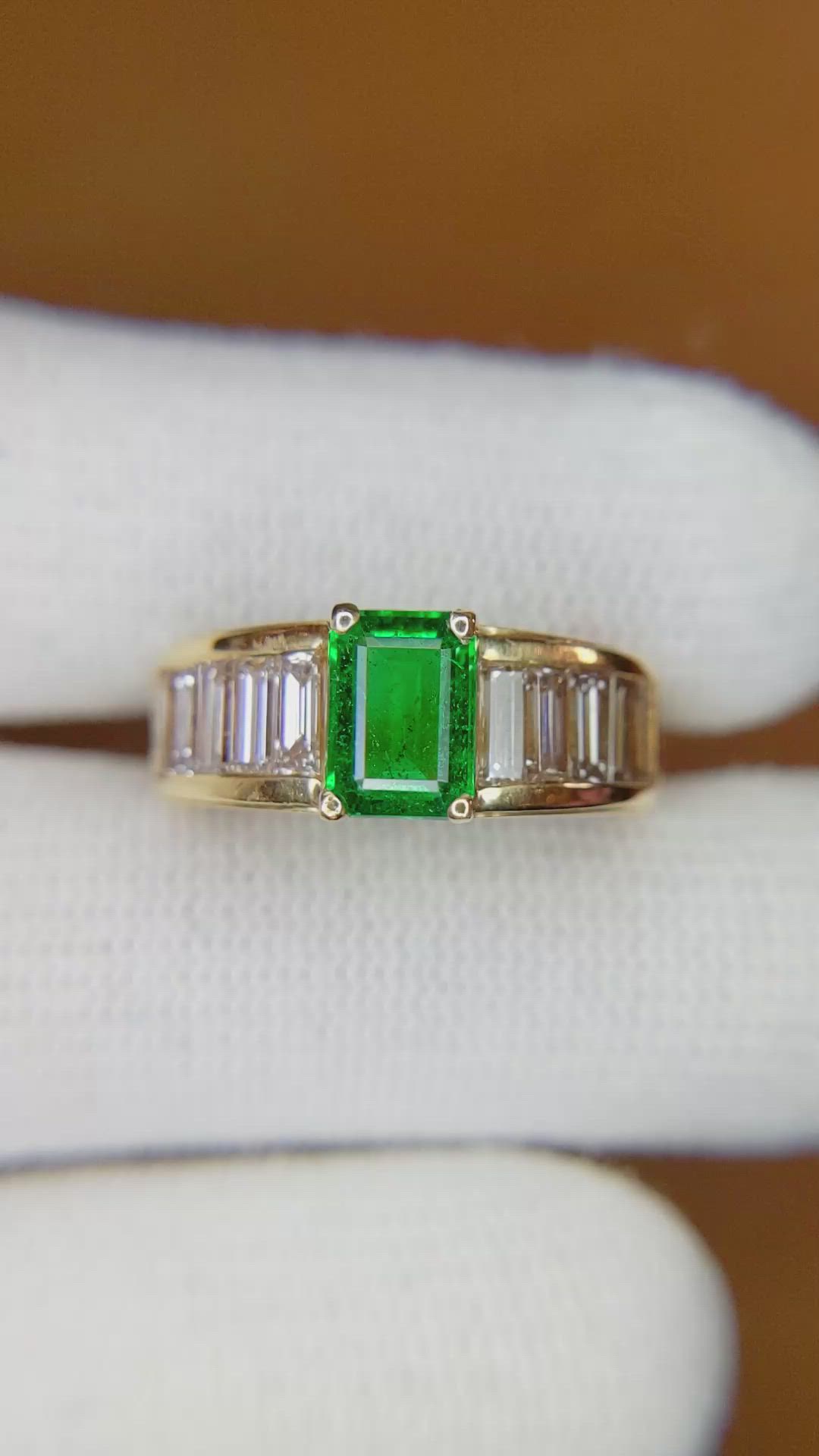 0.81 Ct. Emerald Natural Diamond Accent Stones Ring, 18K Yellow Gold Size Video