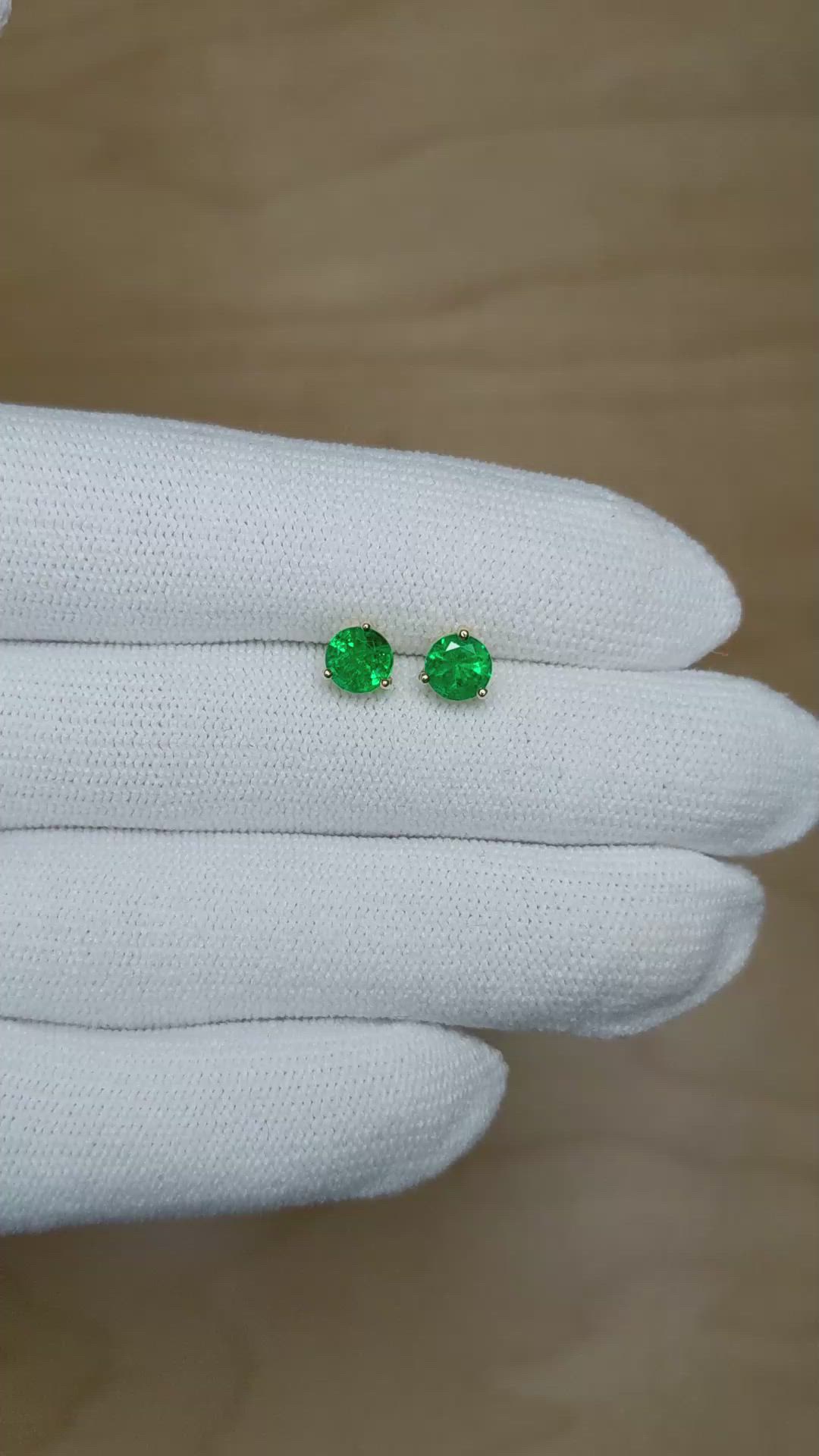 1.07&nbsp;Ct.Tw.Total Carat Weight Emerald Studs Earrings, 18K Yellow Gold Size Video