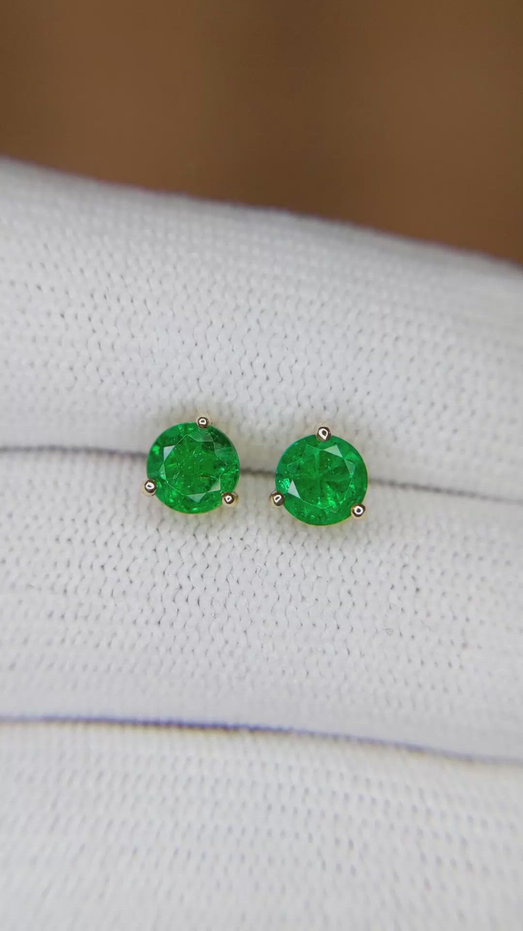 1.07&nbsp;Ct.Tw.Total Carat Weight Emerald Studs Earrings, 18K Yellow Gold Size Video