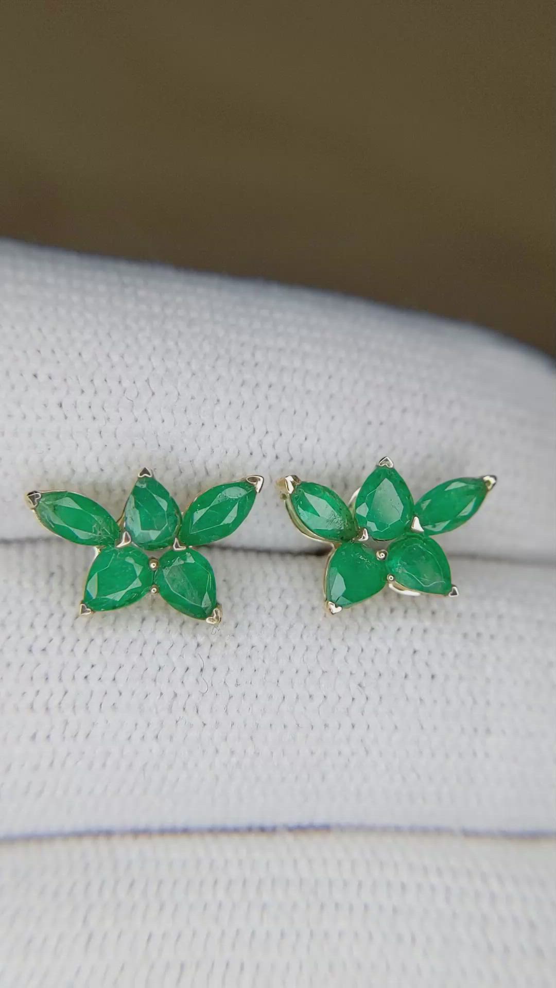1.68&nbsp;Ct.Tw.Total Carat Weight Emerald Studs Earrings, 14K Yellow Gold Size Video