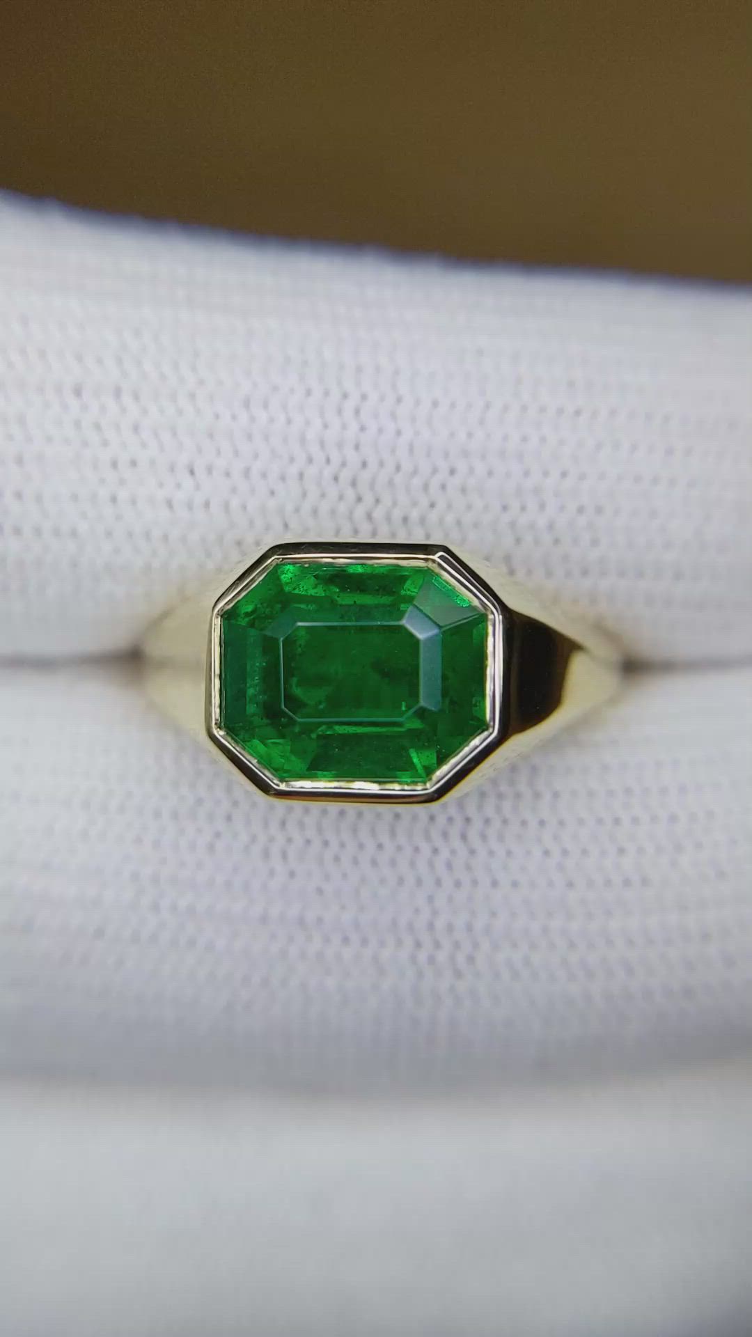 3.85 Ct. Emerald Men's Ring, 18K Yellow Gold Size Video