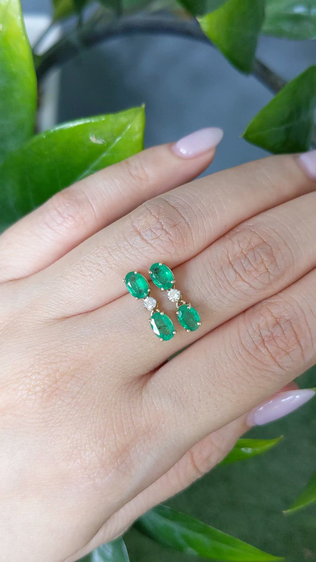 1.54&nbsp;Ct.Tw.Total Carat Weight Emerald and Natural Diamond Studs Earrings, 14K Yellow Gold Size Video