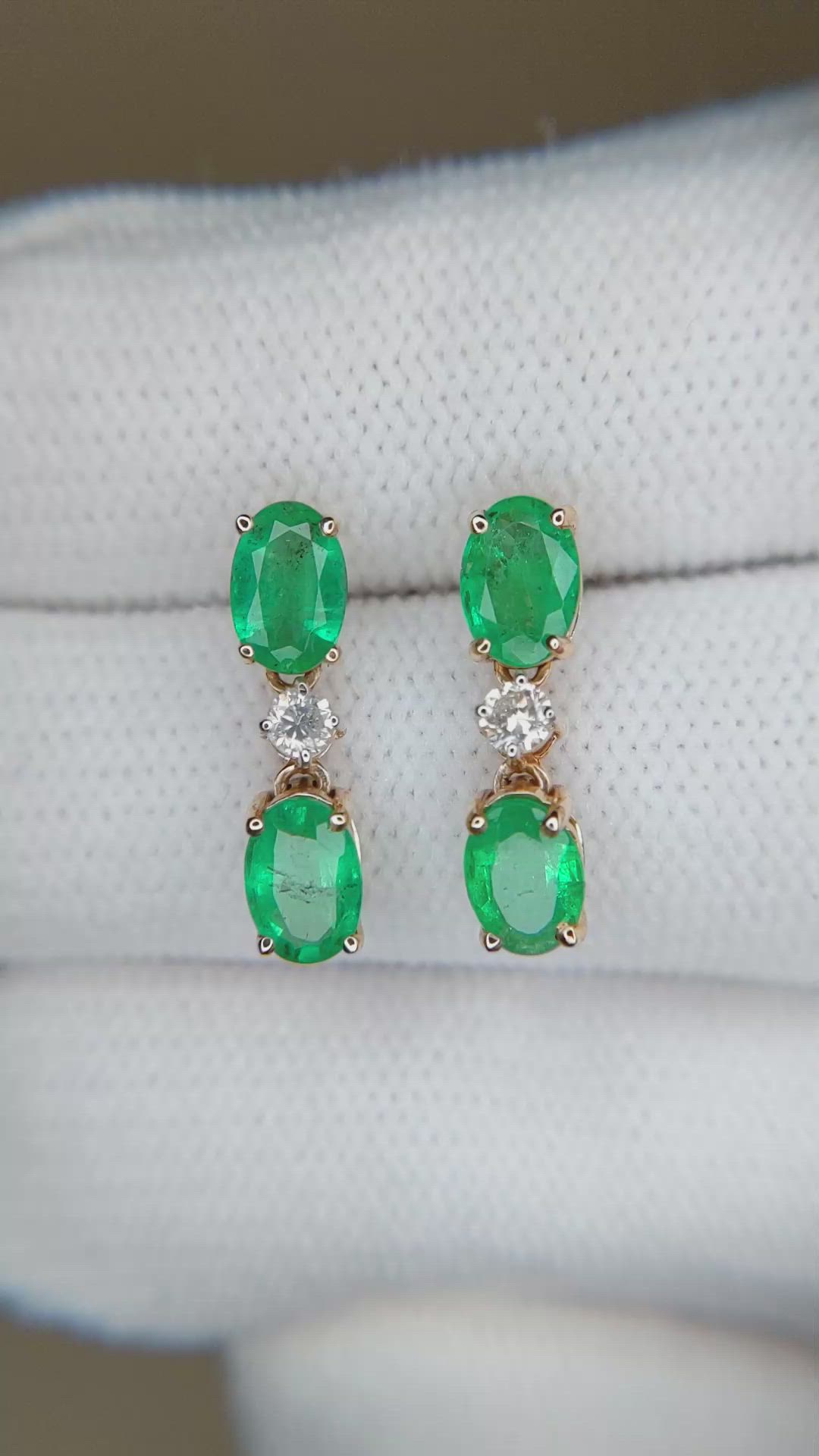 1.54&nbsp;Ct.Tw.Total Carat Weight Emerald and Natural Diamond Studs Earrings, 14K Yellow Gold Size Video