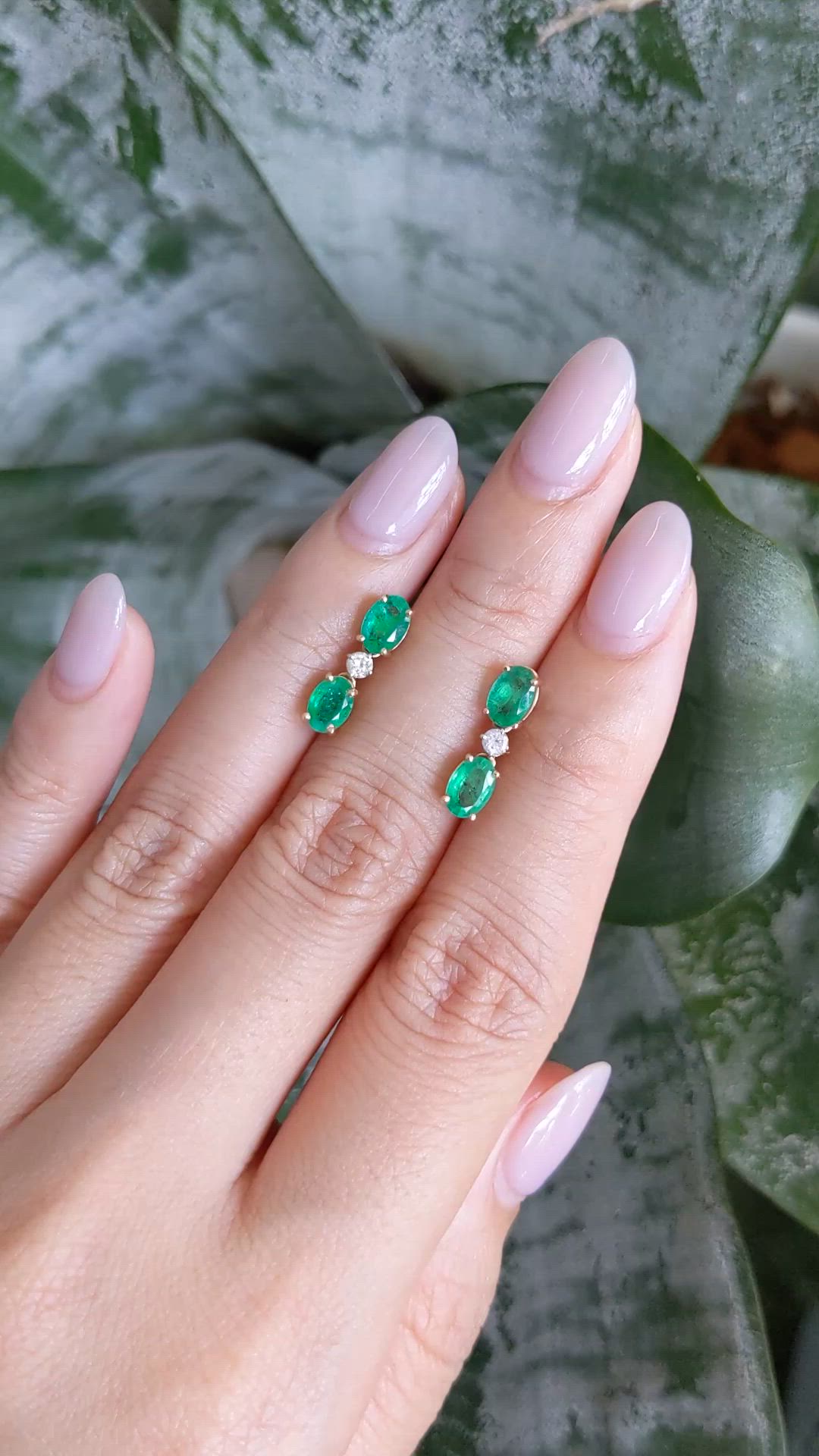 1.54&nbsp;Ct.Tw.Total Carat Weight Emerald and Natural Diamond Studs Earrings, 14K Yellow Gold Size Video