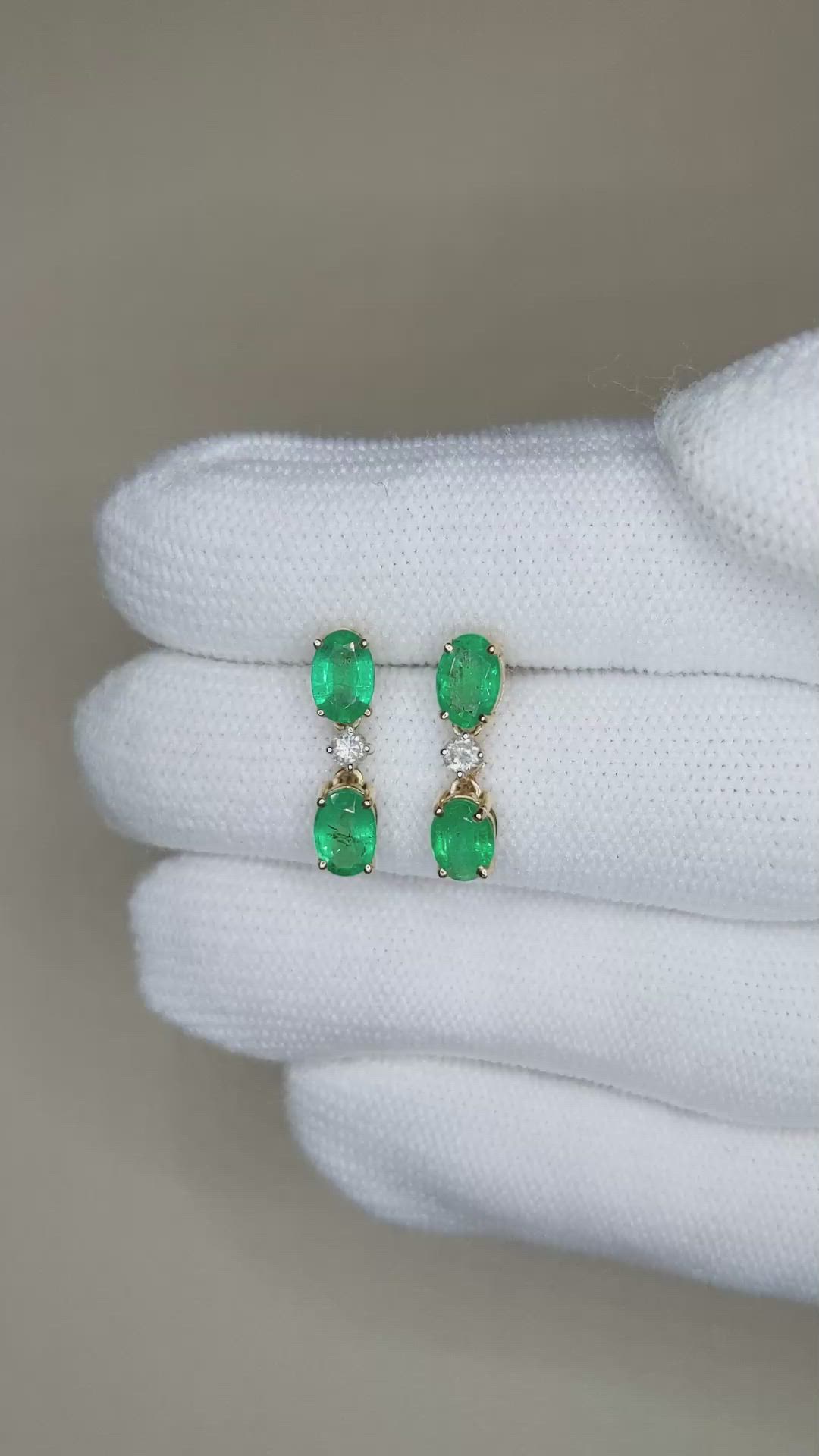 1.54&nbsp;Ct.Tw.Total Carat Weight Emerald and Natural Diamond Studs Earrings, 14K Yellow Gold Size Video