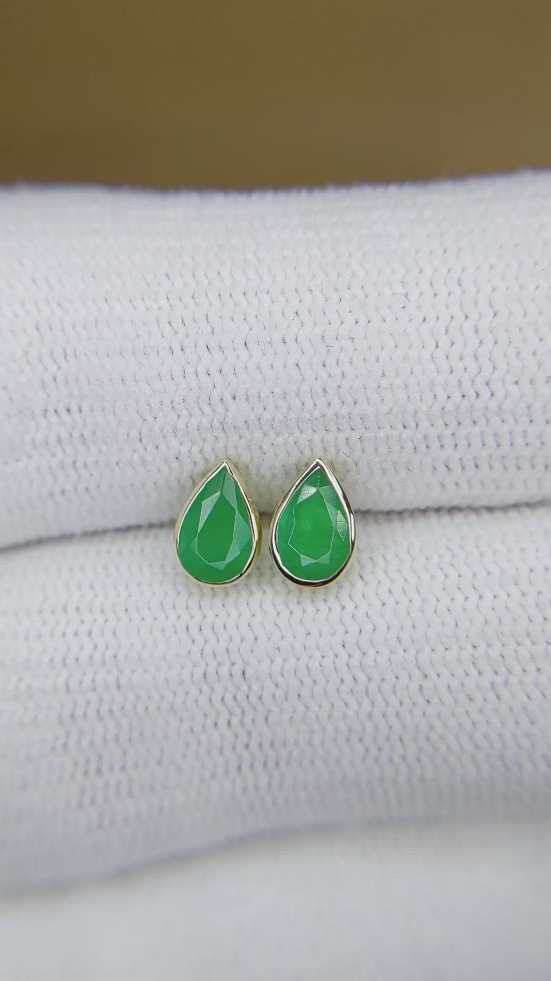 0.79&nbsp;Ct.Tw.Total Carat Weight Emerald Studs Earrings, 14K Yellow Gold Size Video