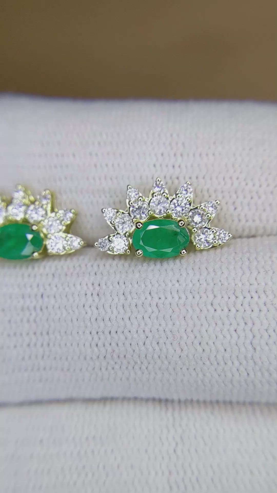 0.82&nbsp;Ct.Tw.Total Carat Weight Emerald and Natural Diamond Studs Earrings, 14K Yellow Gold Size Video