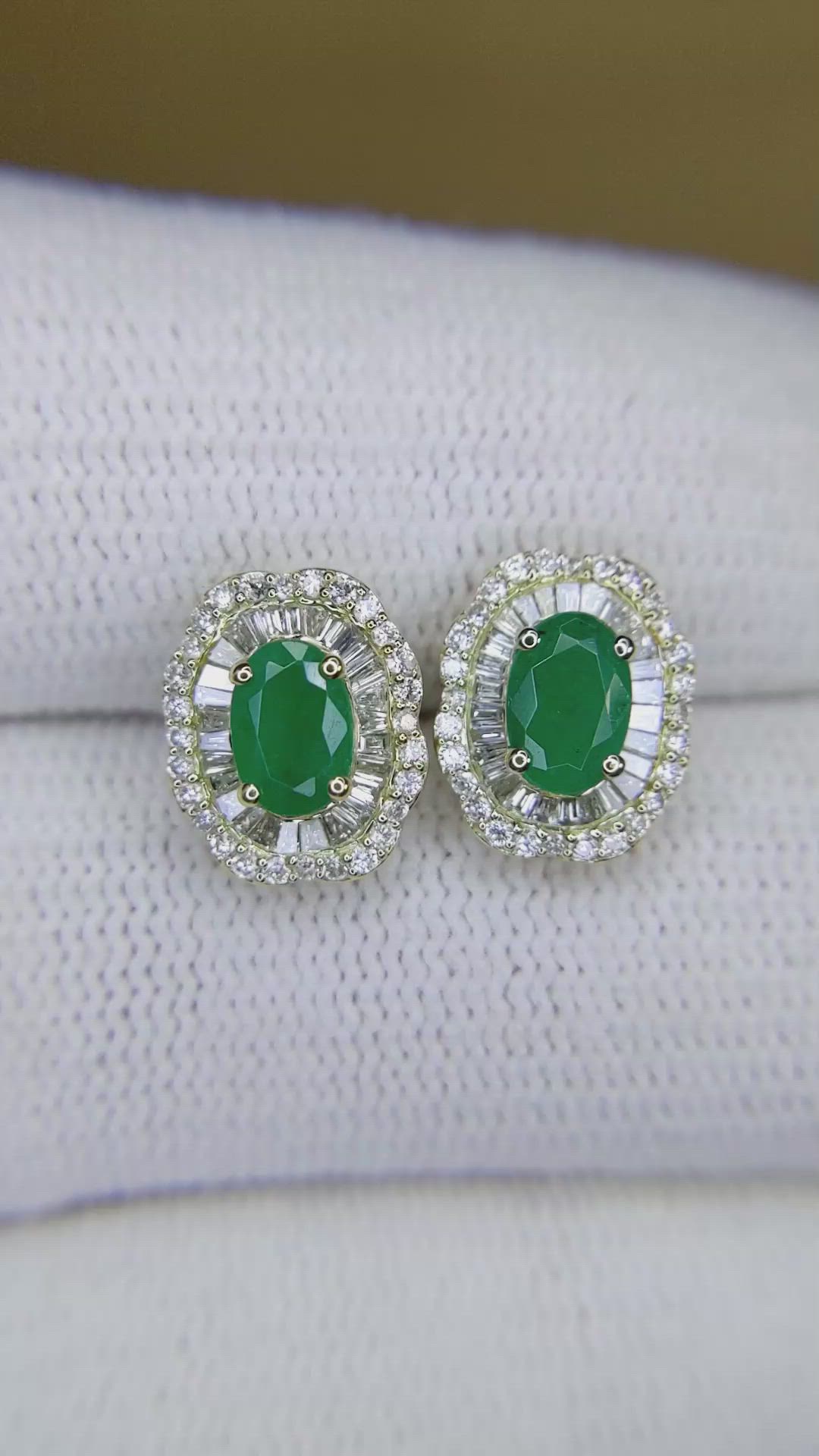0.95&nbsp;Ct.Tw.Total Carat Weight Emerald and Natural Diamond Studs Earrings, 14K Yellow Gold Size Video