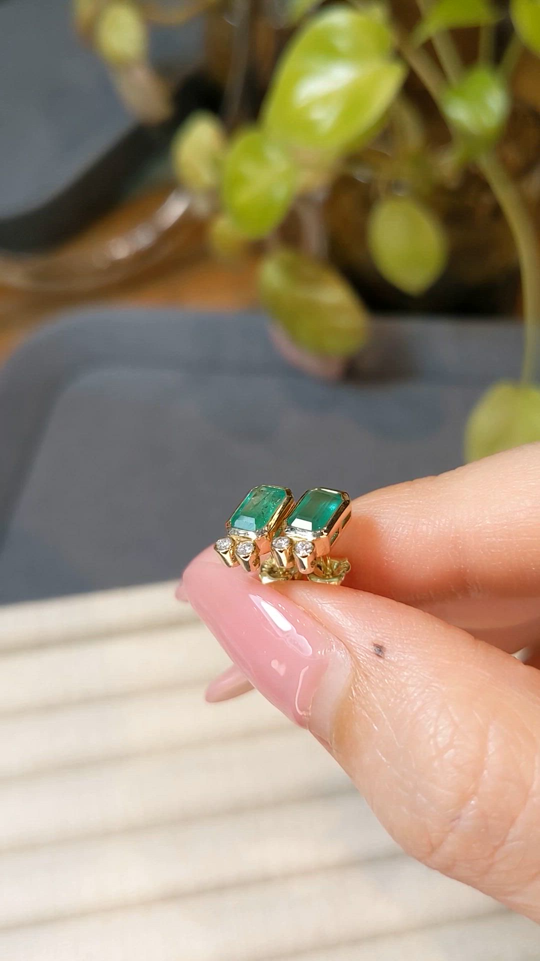 1.03&nbsp;Ct.Tw.Total Carat Weight Emerald and Natural Diamond Studs Earrings, 14K Yellow Gold Size Video