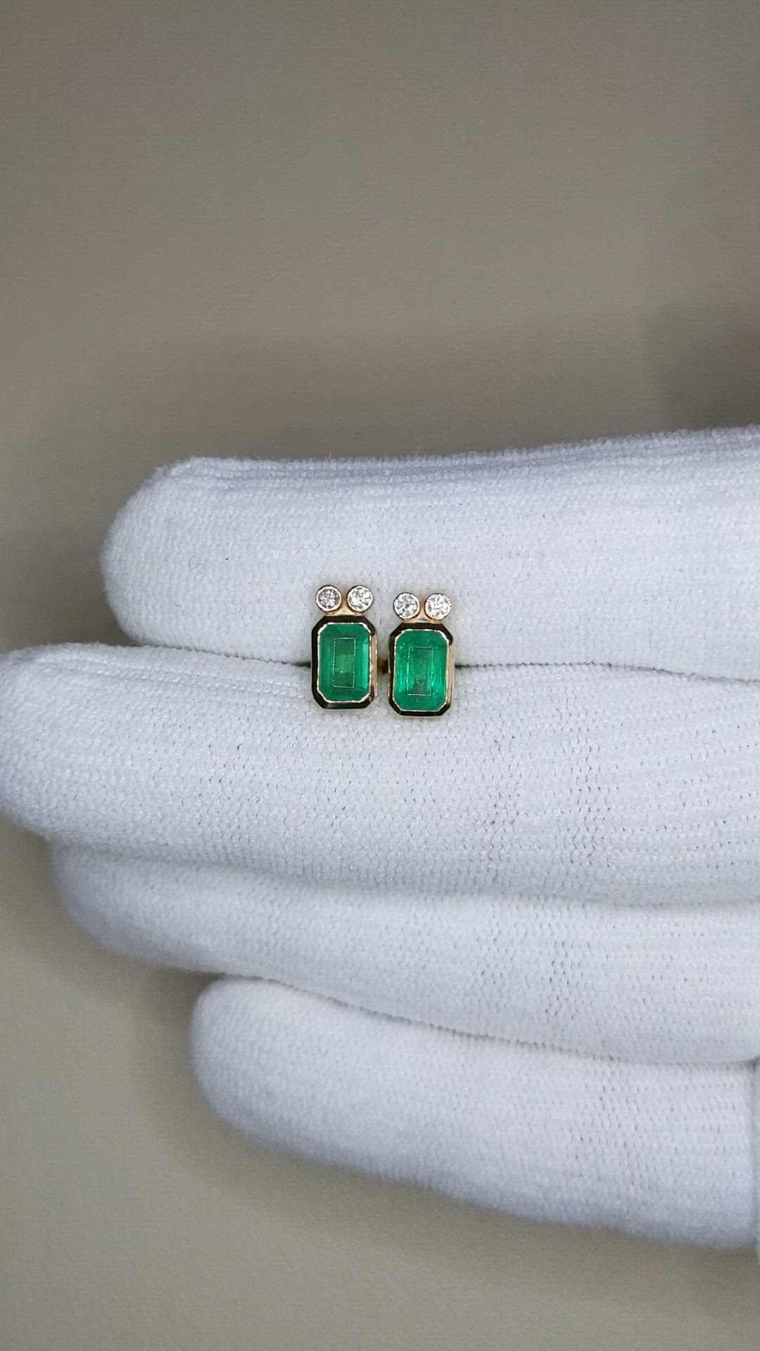 1.03&nbsp;Ct.Tw.Total Carat Weight Emerald and Natural Diamond Studs Earrings, 14K Yellow Gold Size Video