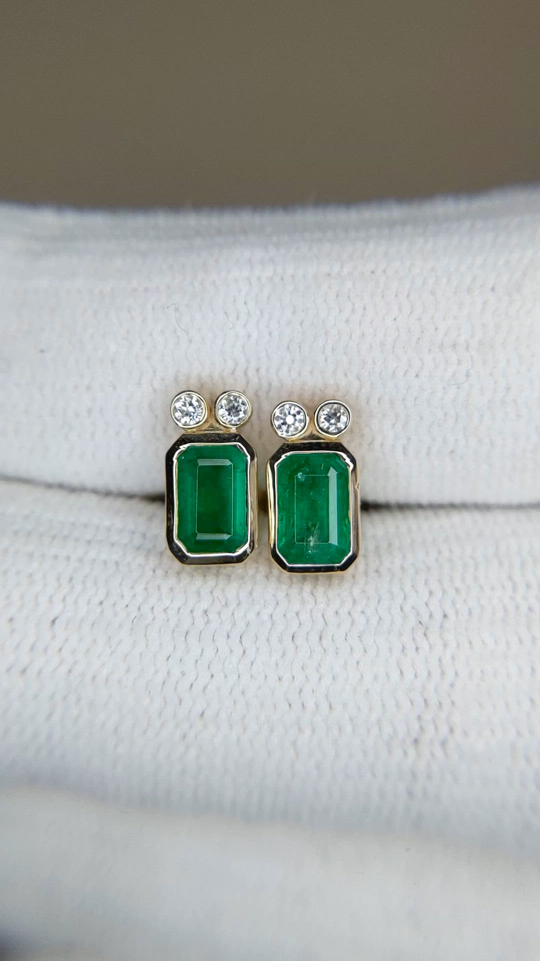 1.03&nbsp;Ct.Tw.Total Carat Weight Emerald and Natural Diamond Studs Earrings, 14K Yellow Gold Size Video