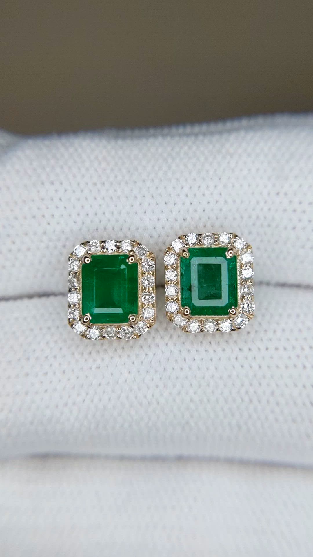 1.50&nbsp;Ct.Tw.Total Carat Weight Emerald and Natural Diamond Studs Earrings, 14K Yellow Gold Size Video