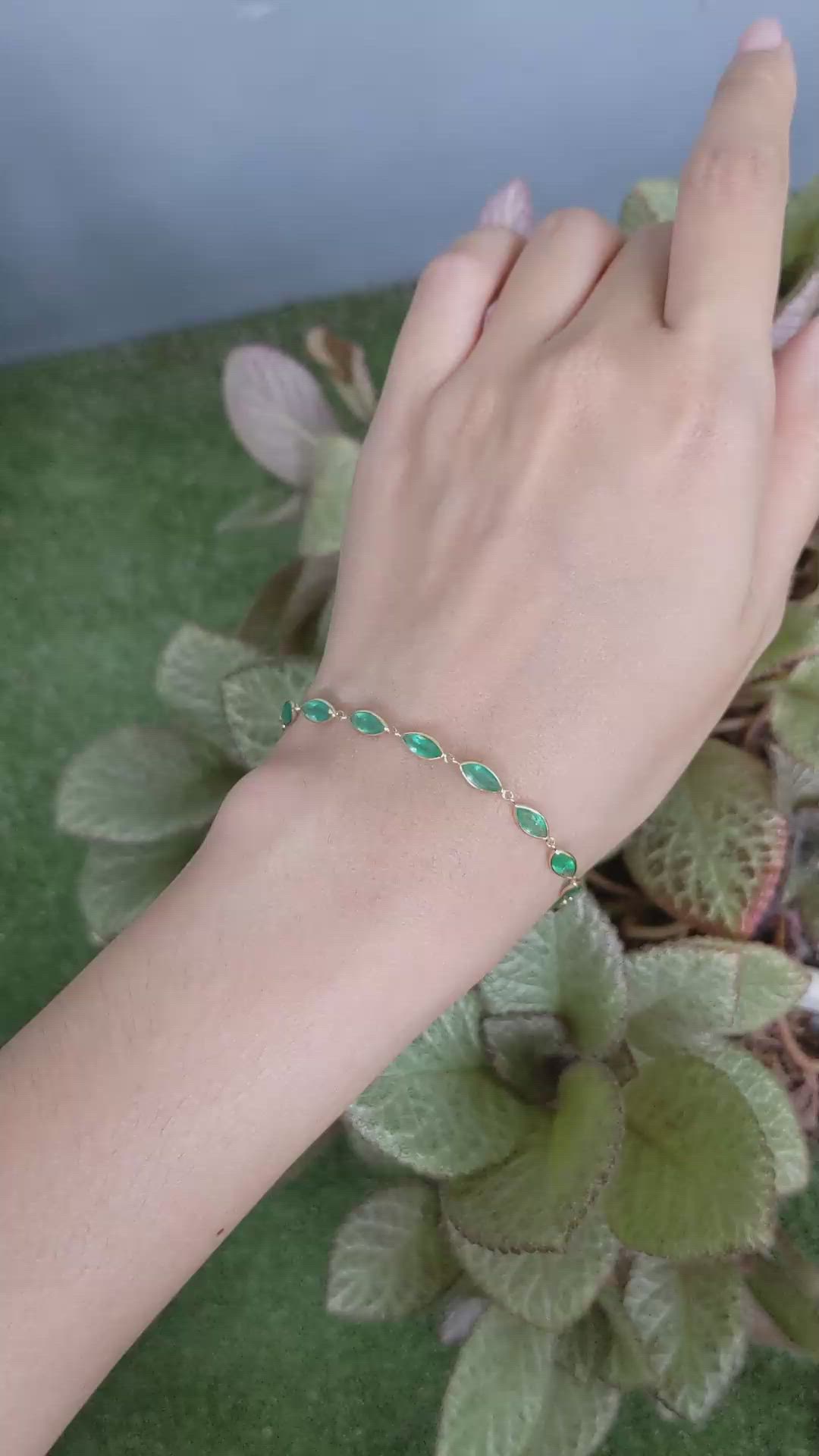 4.99 Ct.Tw.Total Carat Weight Emerald Bezel Bracelet, 18K Yellow Gold Size Video