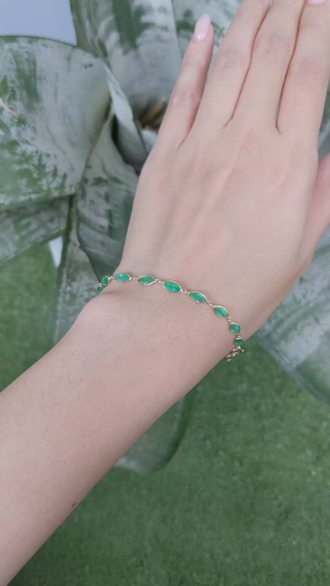4.99 Ct.Tw.Total Carat Weight Emerald Bezel Bracelet, 18K Yellow Gold Size Video