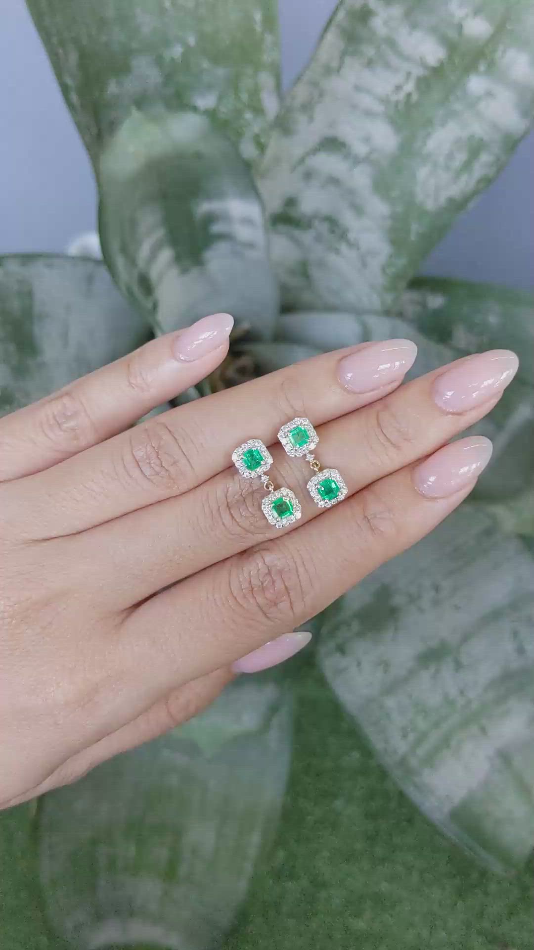 1.01&nbsp;Ct.Tw.Total Carat Weight Emerald and Natural Diamond Studs Earrings, 14K Yellow Gold Size Video