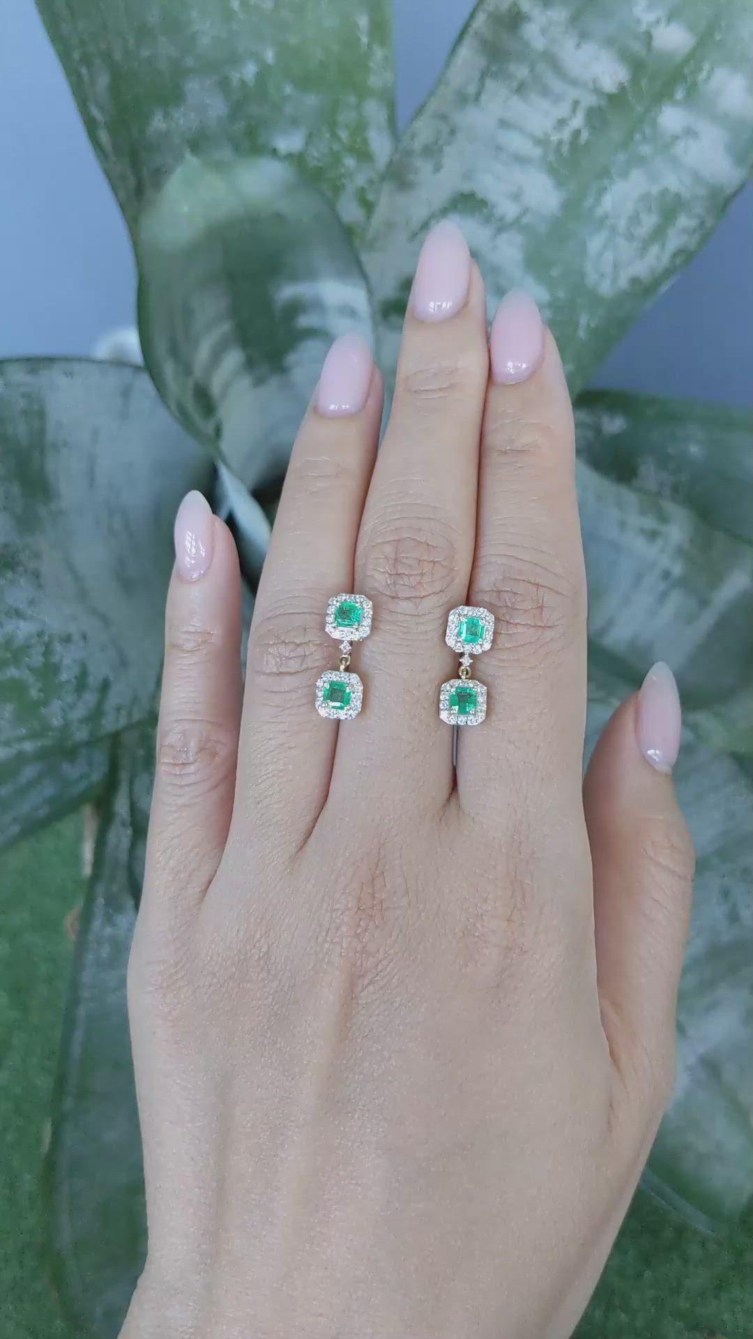 1.01&nbsp;Ct.Tw.Total Carat Weight Emerald and Natural Diamond Studs Earrings, 14K Yellow Gold Size Video