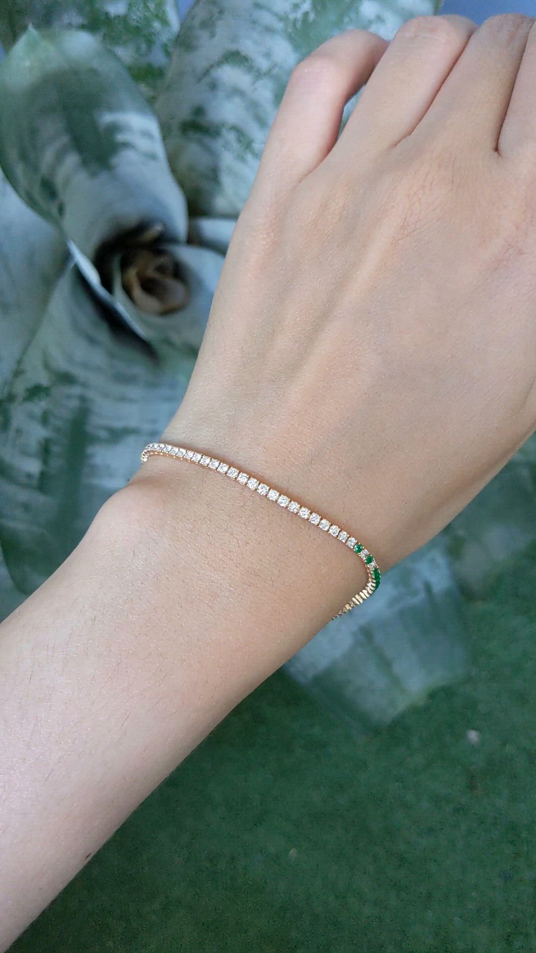 1.15&nbsp;Ct.Tw.Total Carat Weight Emerald and Natural Diamond Tennis/Line Bracelet, 14K Yellow Gold Size Video